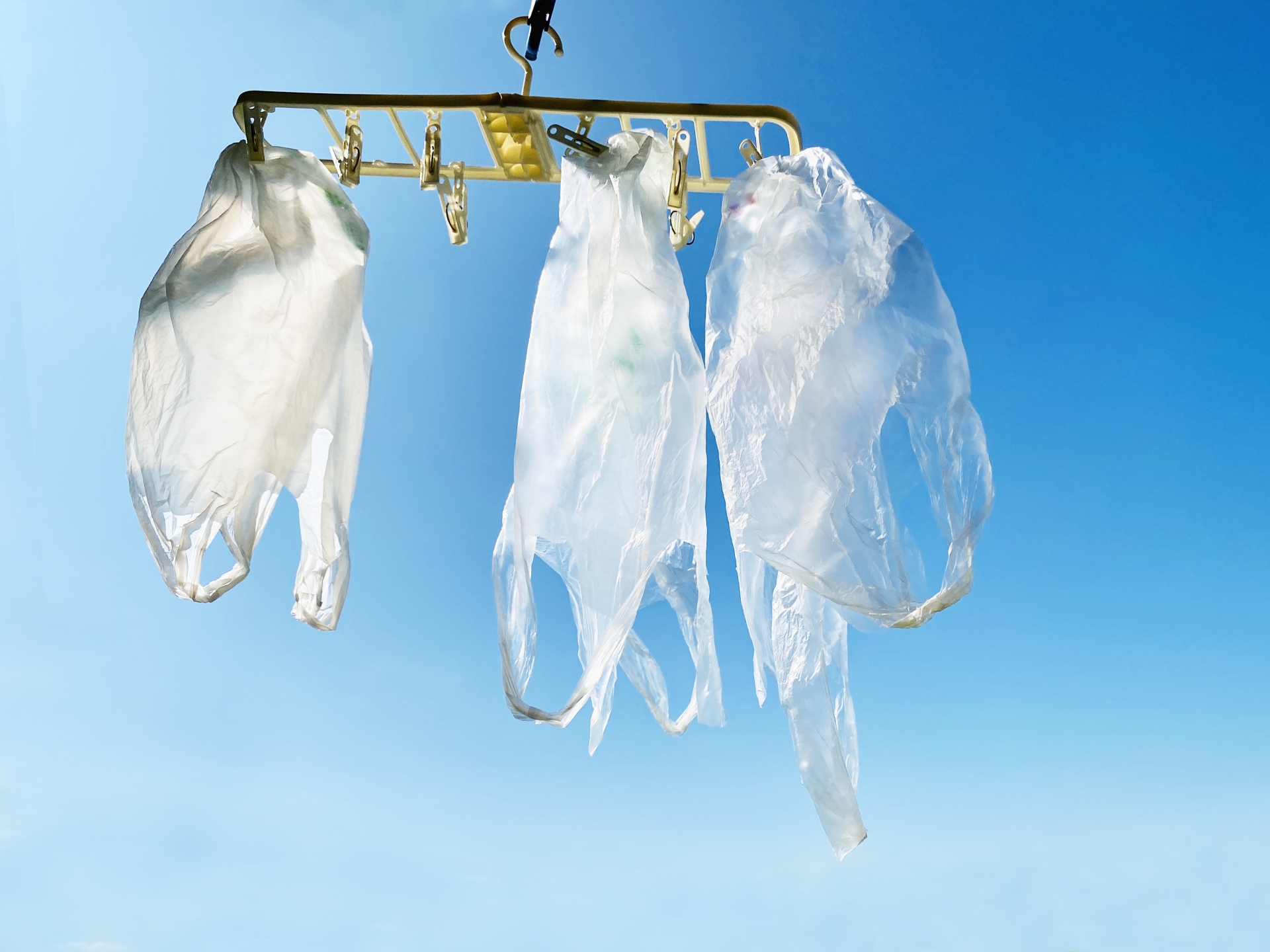 環保局提醒只有乾淨塑膠袋才能回收,若為複合材質或沾到油漬、血水等皆無法回收。(示意圖,photoAC)