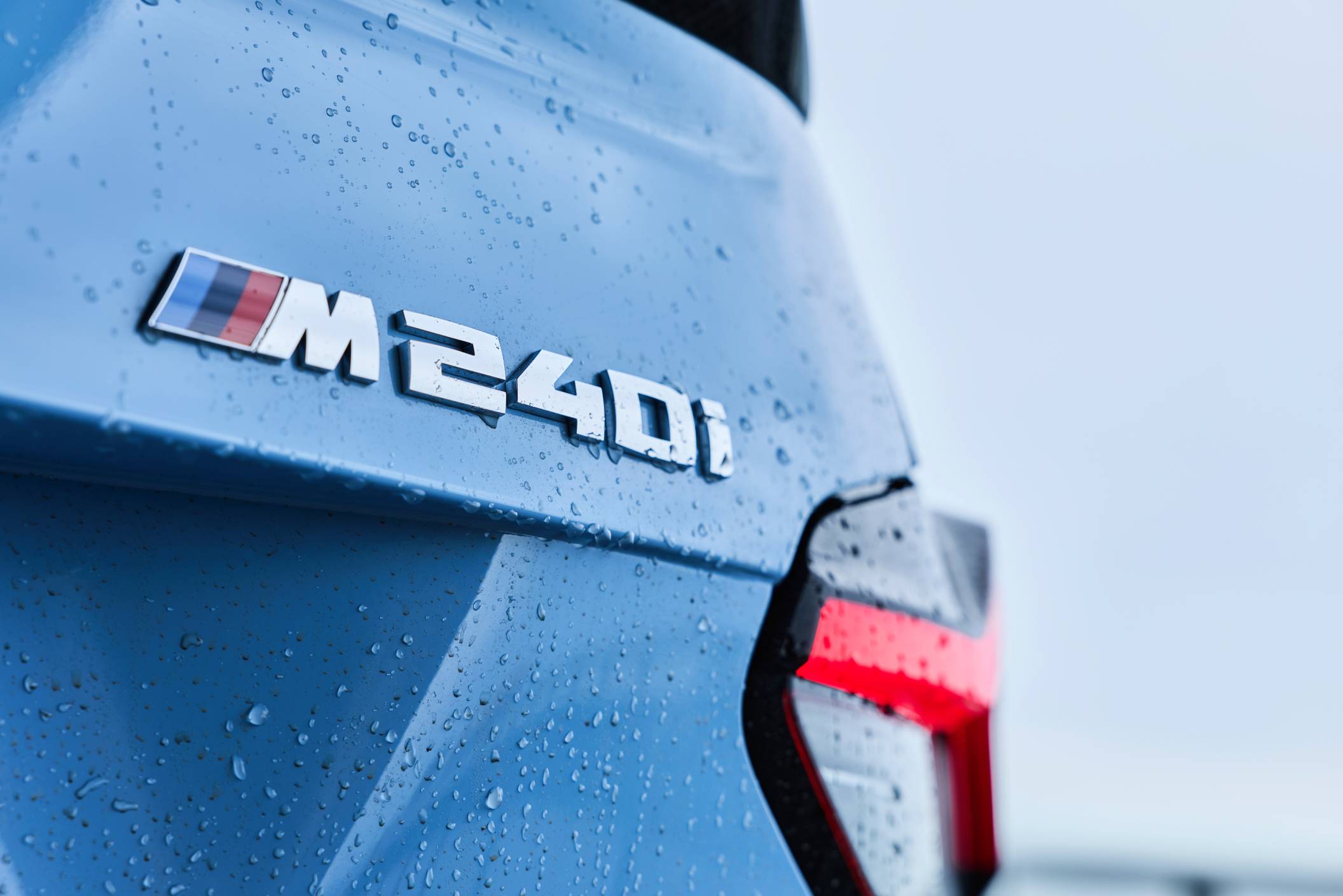 M240i 專屬銘牌，映出性能小跑的冷冽質感。