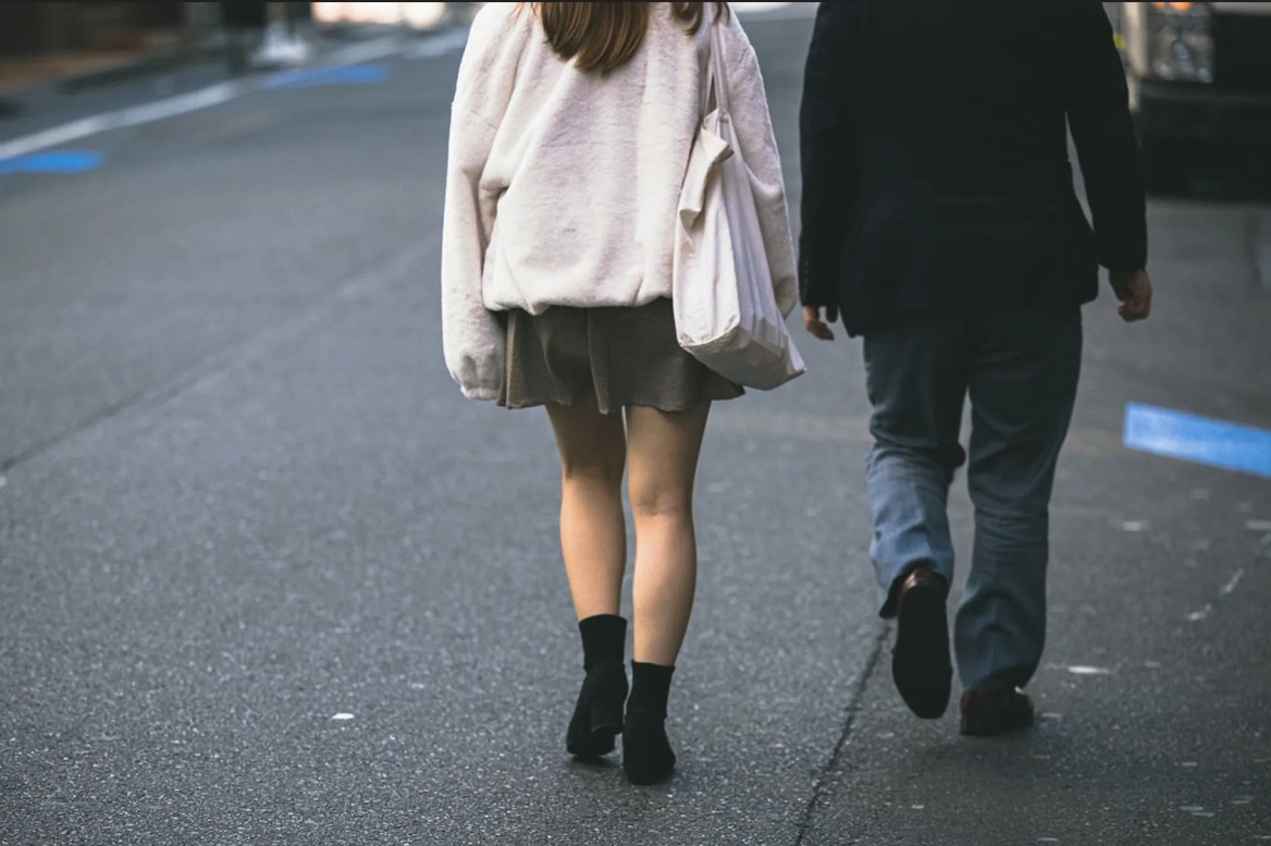 一名醫生娘直到丈夫重病臥床時，才驚覺丈夫長期外遇，經常與小三親密出遊。（示意圖，pakutaso）