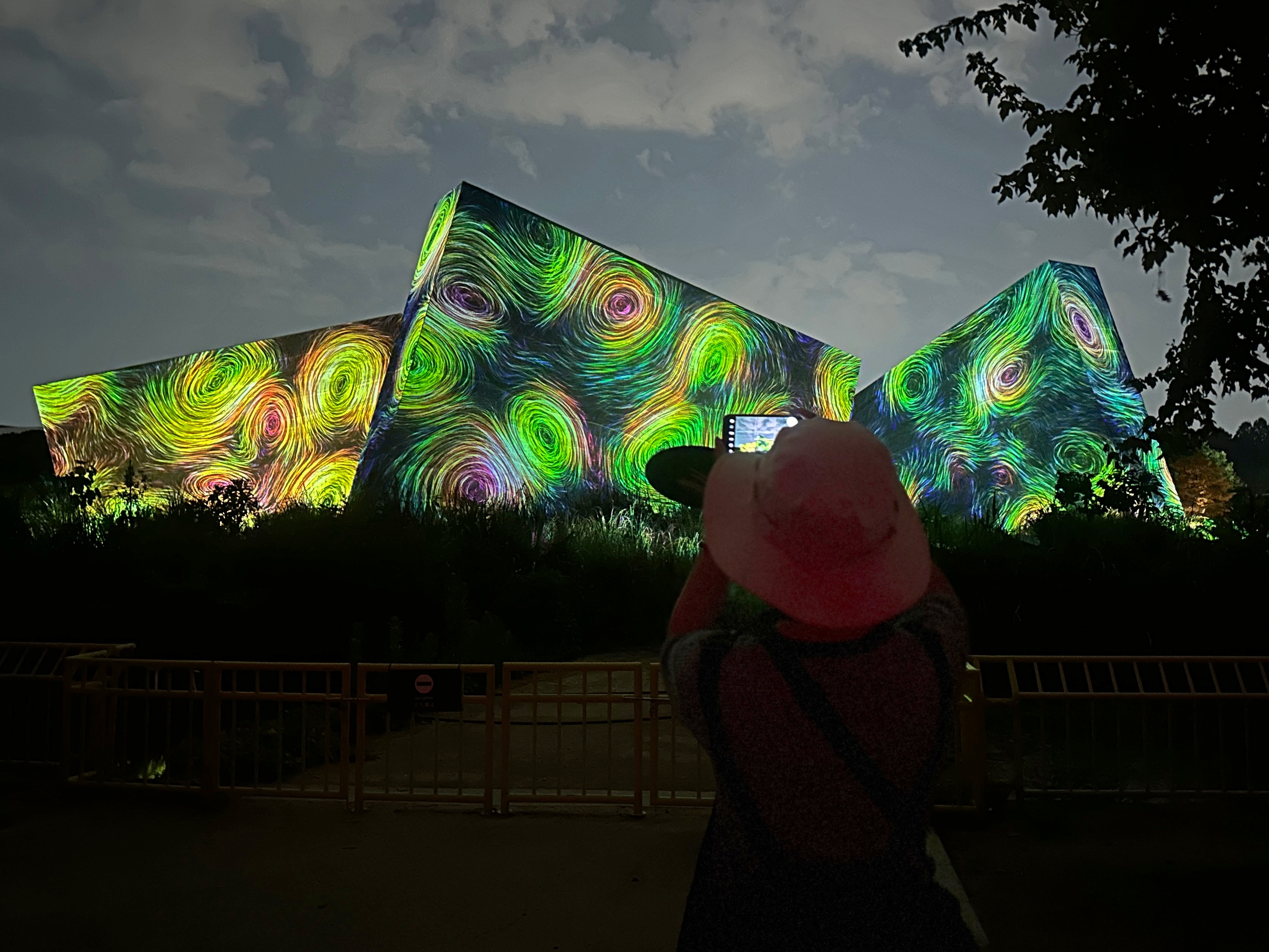 「Sculptures of Dissipative Birds in the Wind」以光影勾勒周遭鳥類實際飛行攪動氣流的軌跡。