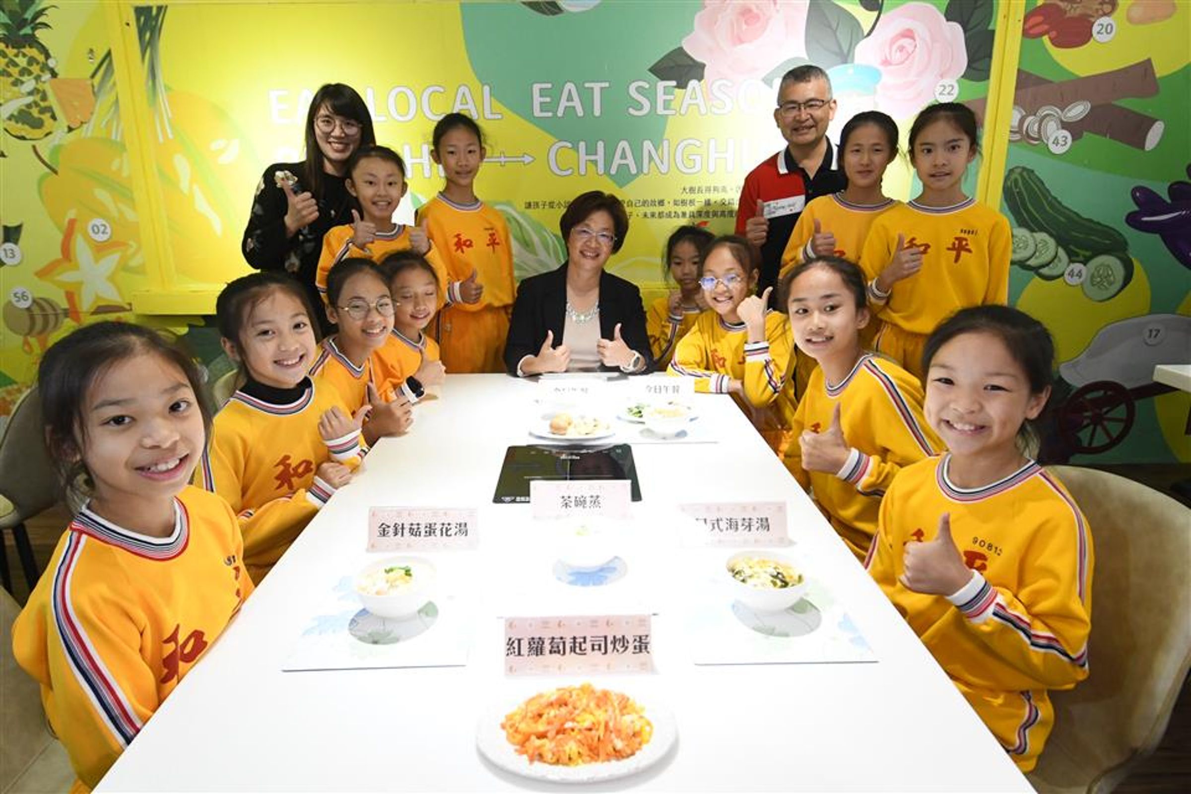 縣長王惠美與學童共餐,推動在地食材融入校園午餐。(圖/彰化縣政府提供)
