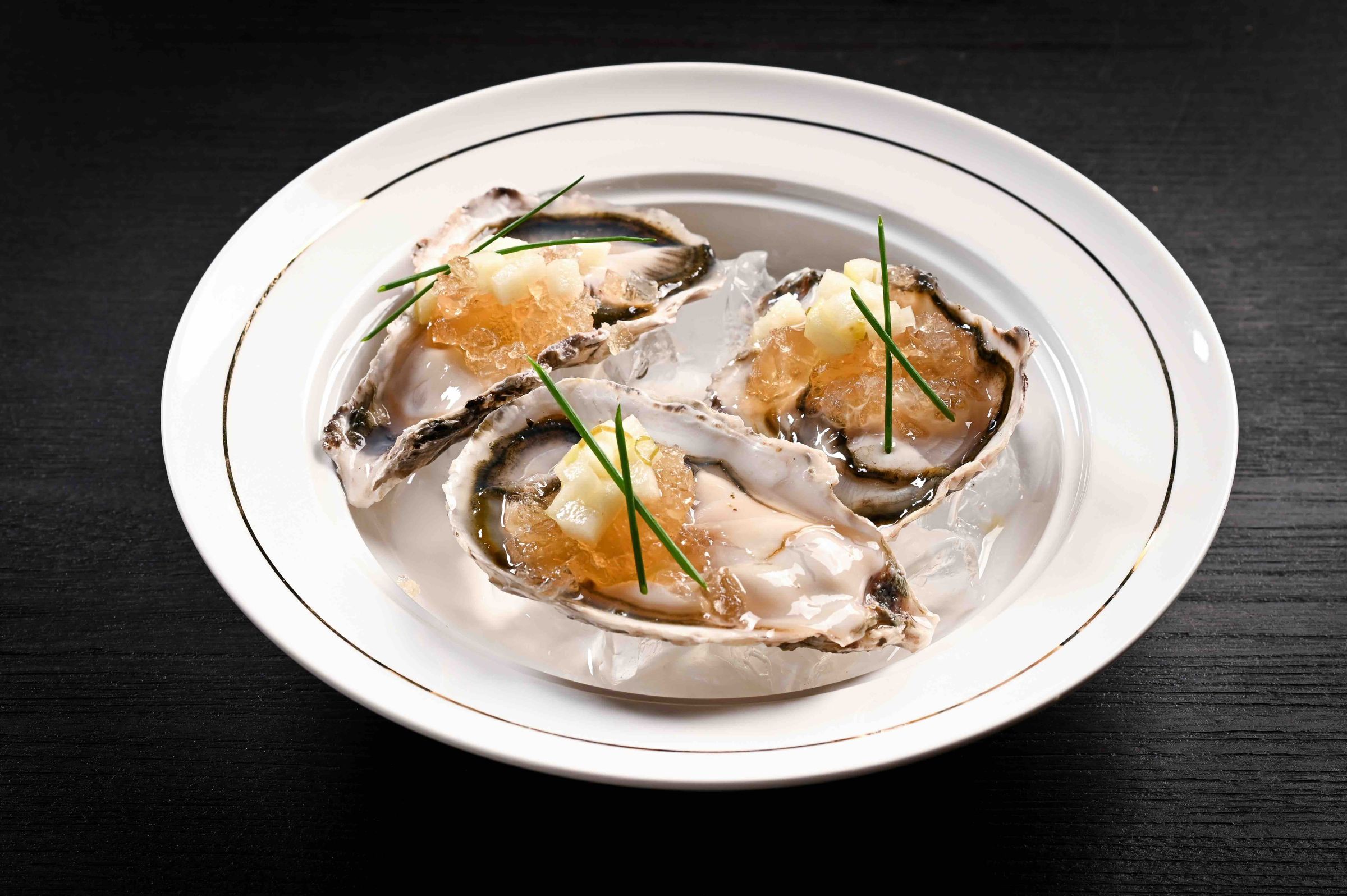 前菜端上生食級生蠔佐法式白酒凍、新鮮果粒及蝦夷蔥。（360元／份）（禾馬燒肉提供）