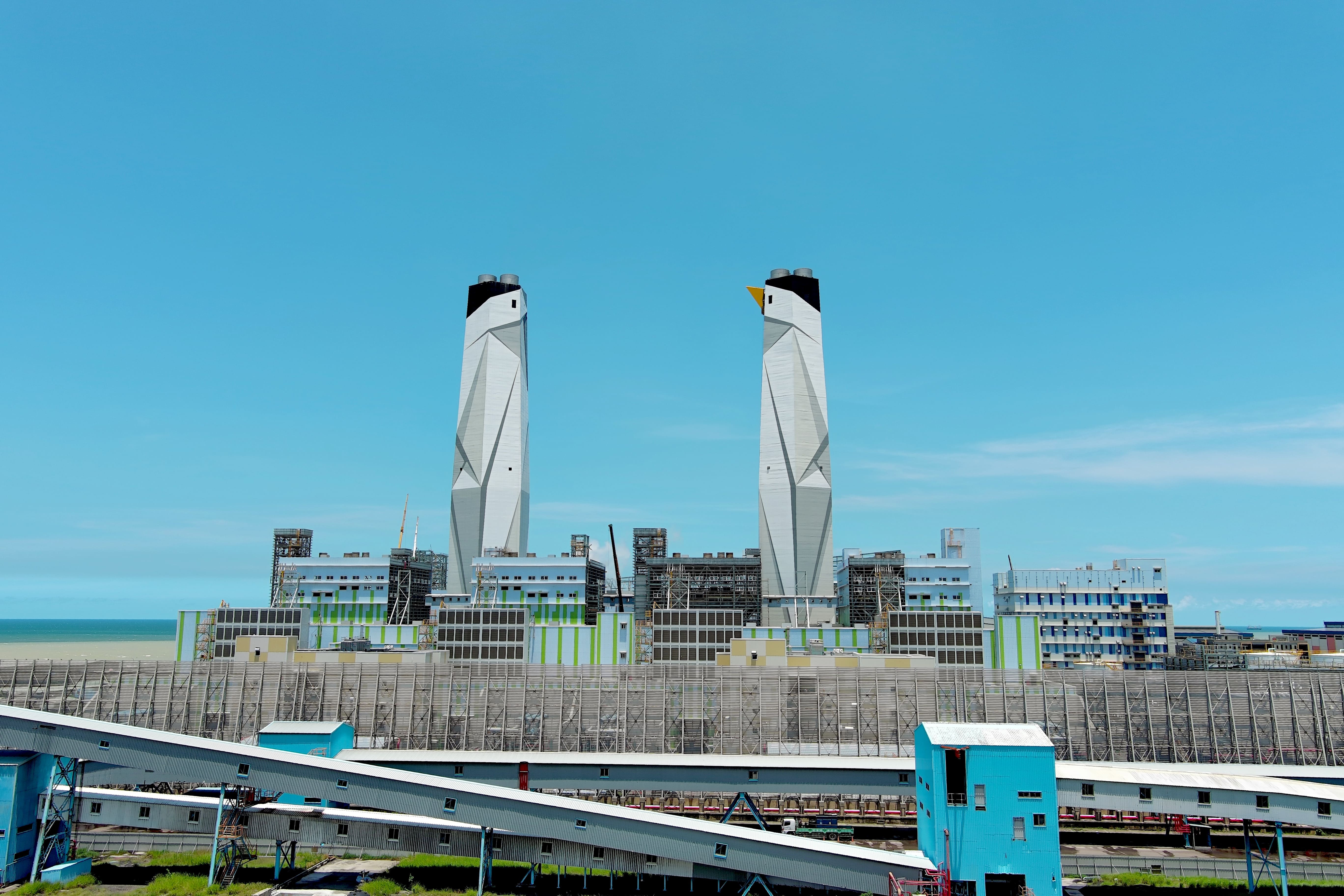 台中電廠新燃氣一期機組煙囪是「小燕鷗」彩繪。(台電提供)