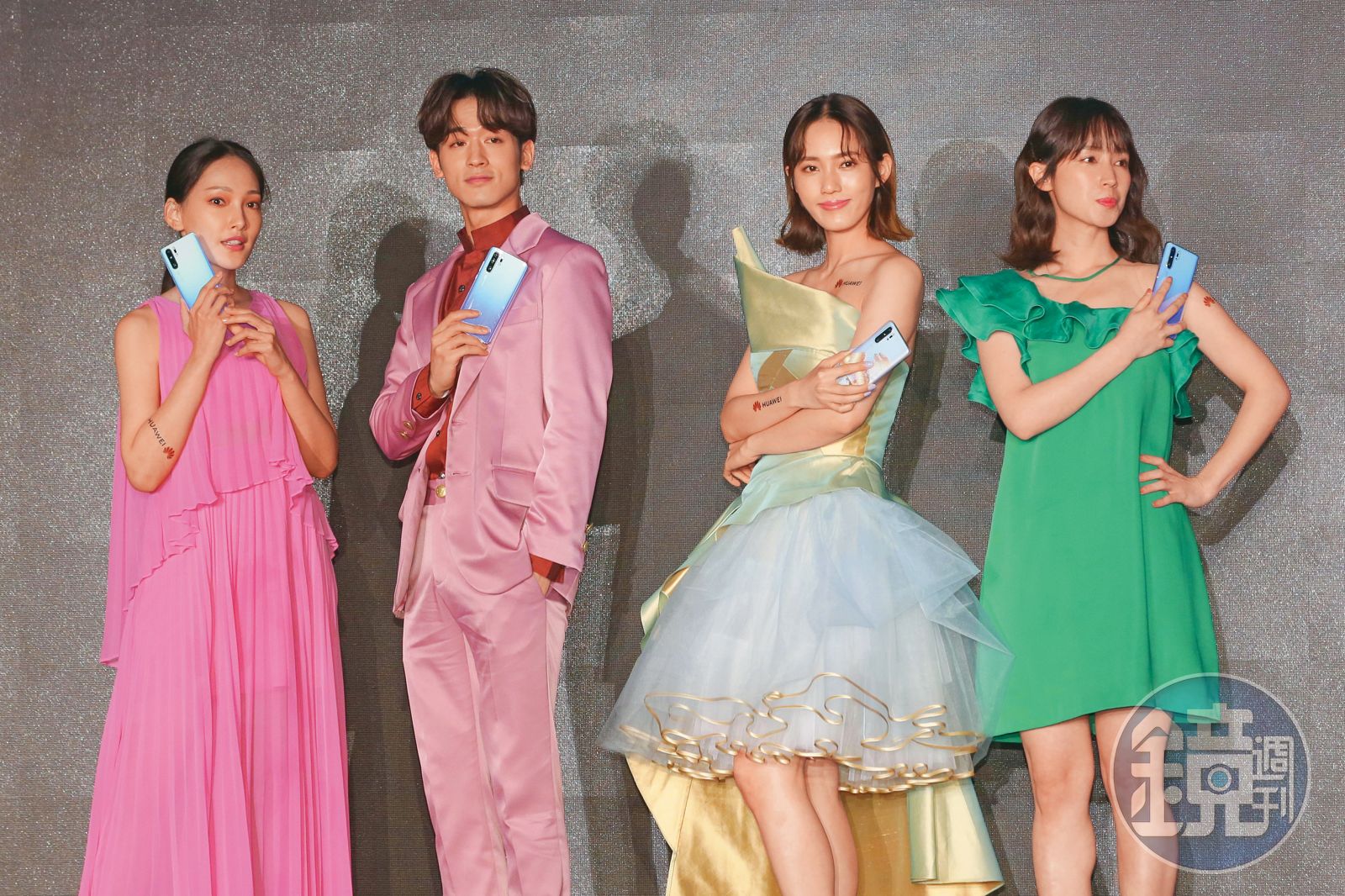 王棠云（左一）婚後不時出現在商業活動，7年前還曾與林映唯（右二）、小樂吳思賢（左二）及小薰（右一）為展示手機走秀
