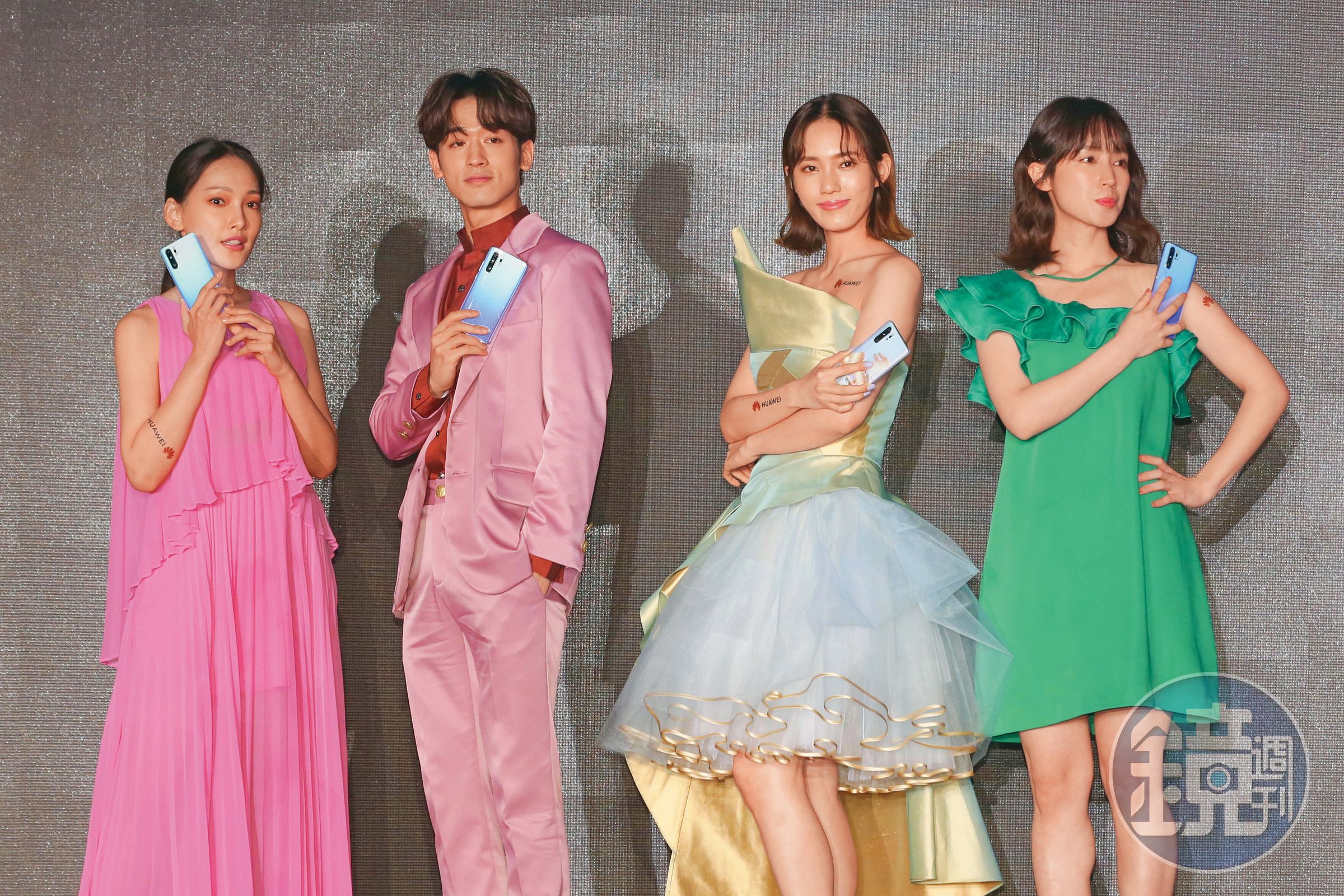 王棠云(左一)婚後不時出現在商業活動,7年前還曾與林映唯(右二)、小樂吳思賢(左二)及小薰(右一)為展示手機走秀。