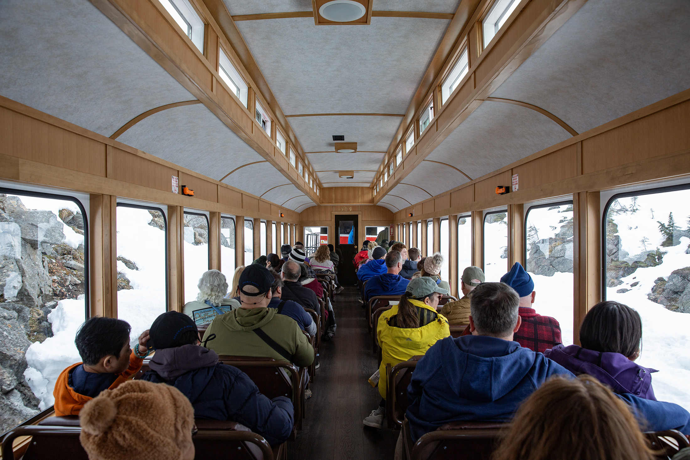 修復完成的復古車廂保留19世紀末風格,搭乘列車彷彿穿越時空,重返克朗代克淘金熱年代。