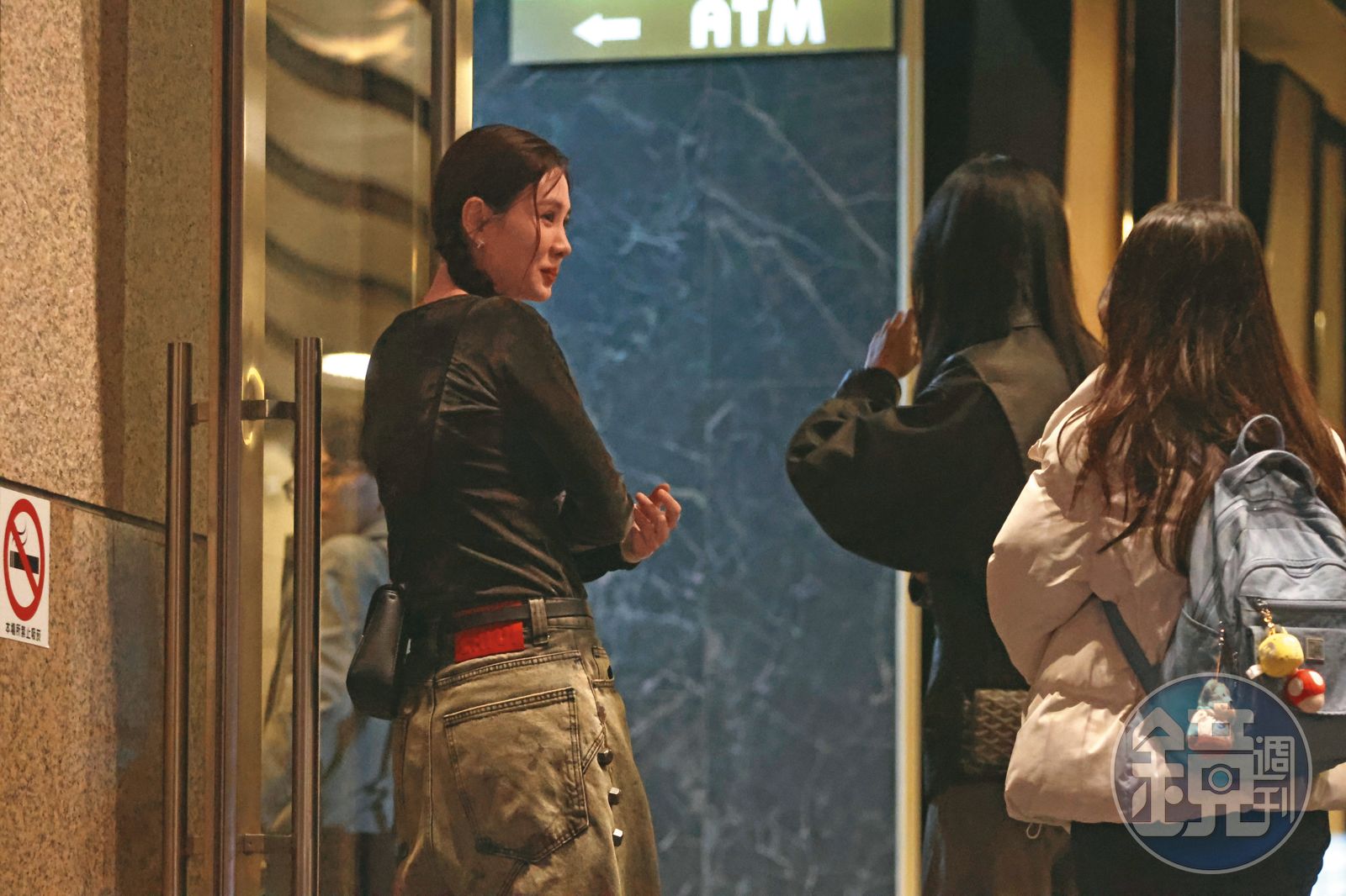 12/02，19:07，安心亞一身輕便出席殺青宴，在門口和大家親切打招呼