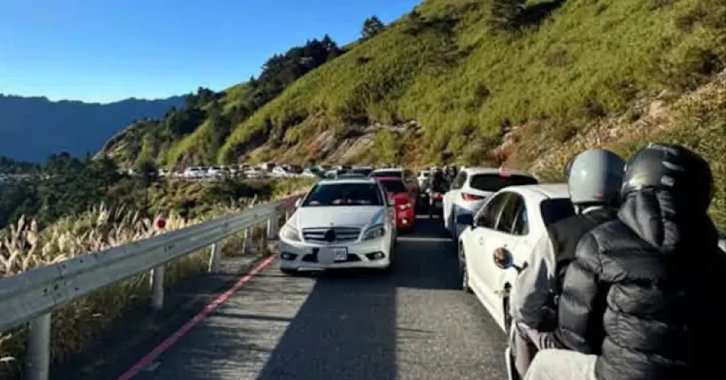 白色賓士違停造成上山方向車輛回堵。