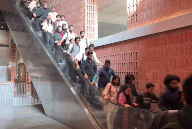 BRAC大學校內一部原本正常運作的電扶梯，在下課尖峰時段突然毫無預警地「失控加速」。（翻攝畫面）