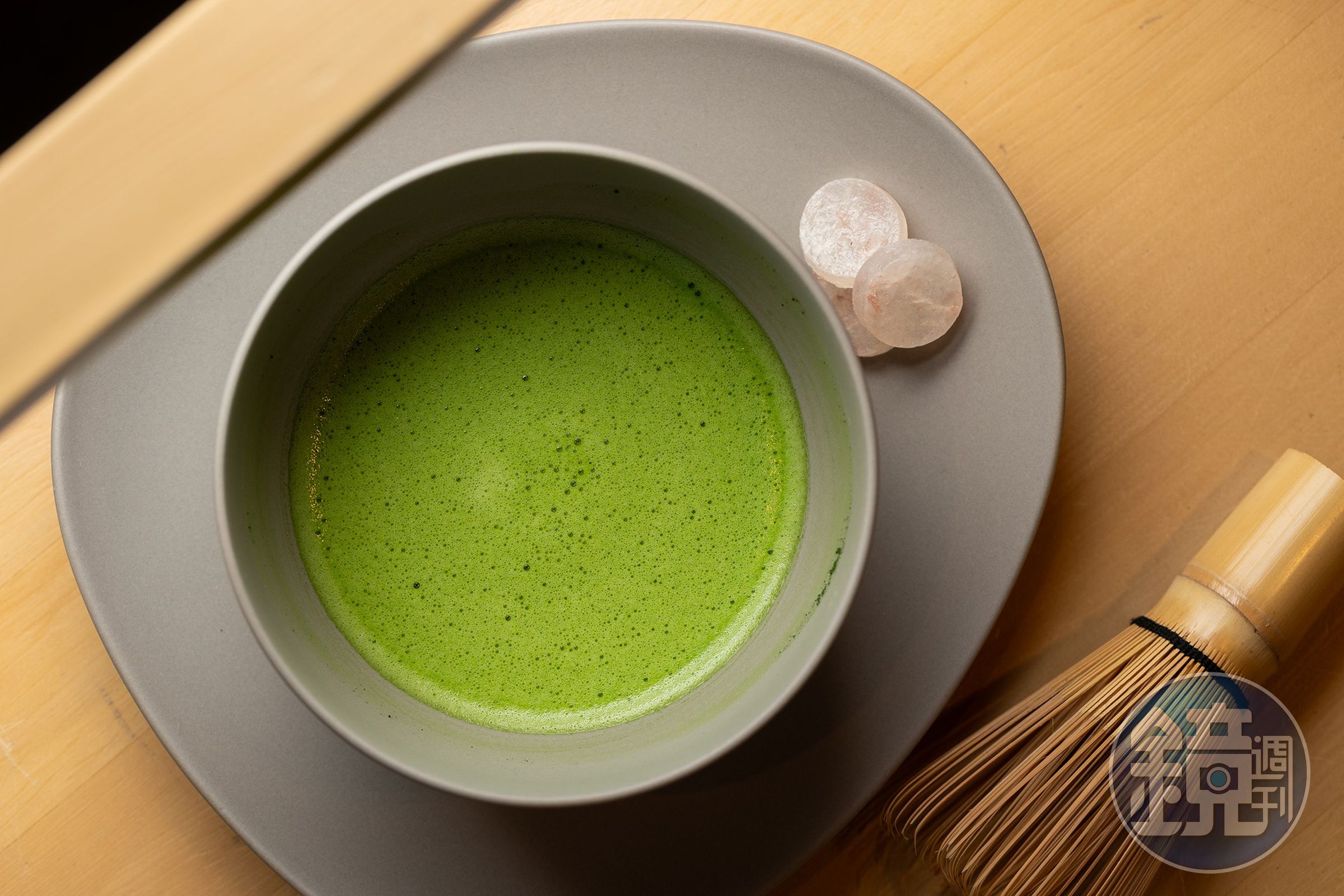 使用京都一保堂茶舖蓬萊の昔製作的「抹茶」，會附上干果子，也很適合搭配上生菓子一起享用。（200元／份）