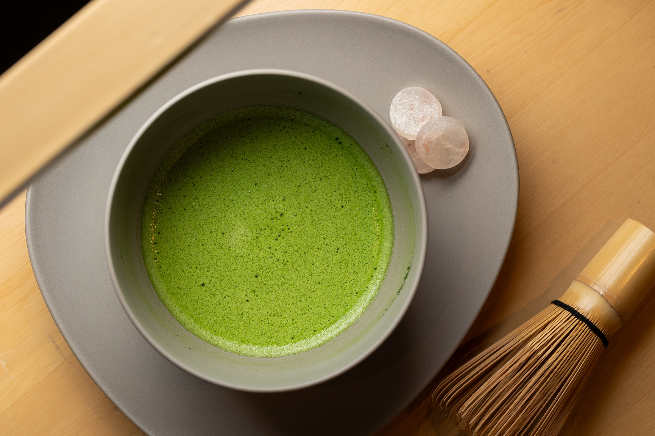 使用京都一保堂茶舖蓬萊の昔製作的「抹茶」，會附上干果子，也很適合搭配上生菓子一起享用。（200元／份）