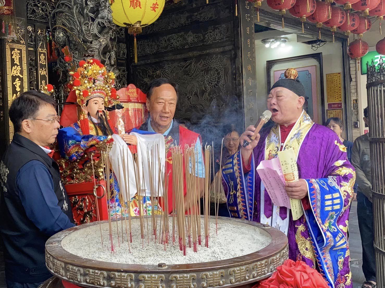 郭台銘今（19日）現身板橋慈惠宮參與神明安座儀式。（翻攝自板橋慈惠宮臉書）