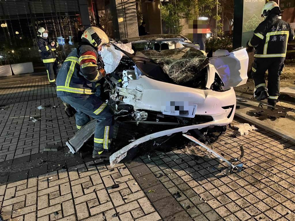 北市內湖區去年2月發生特斯拉自撞車禍，造成1人死亡。（翻攝照片）