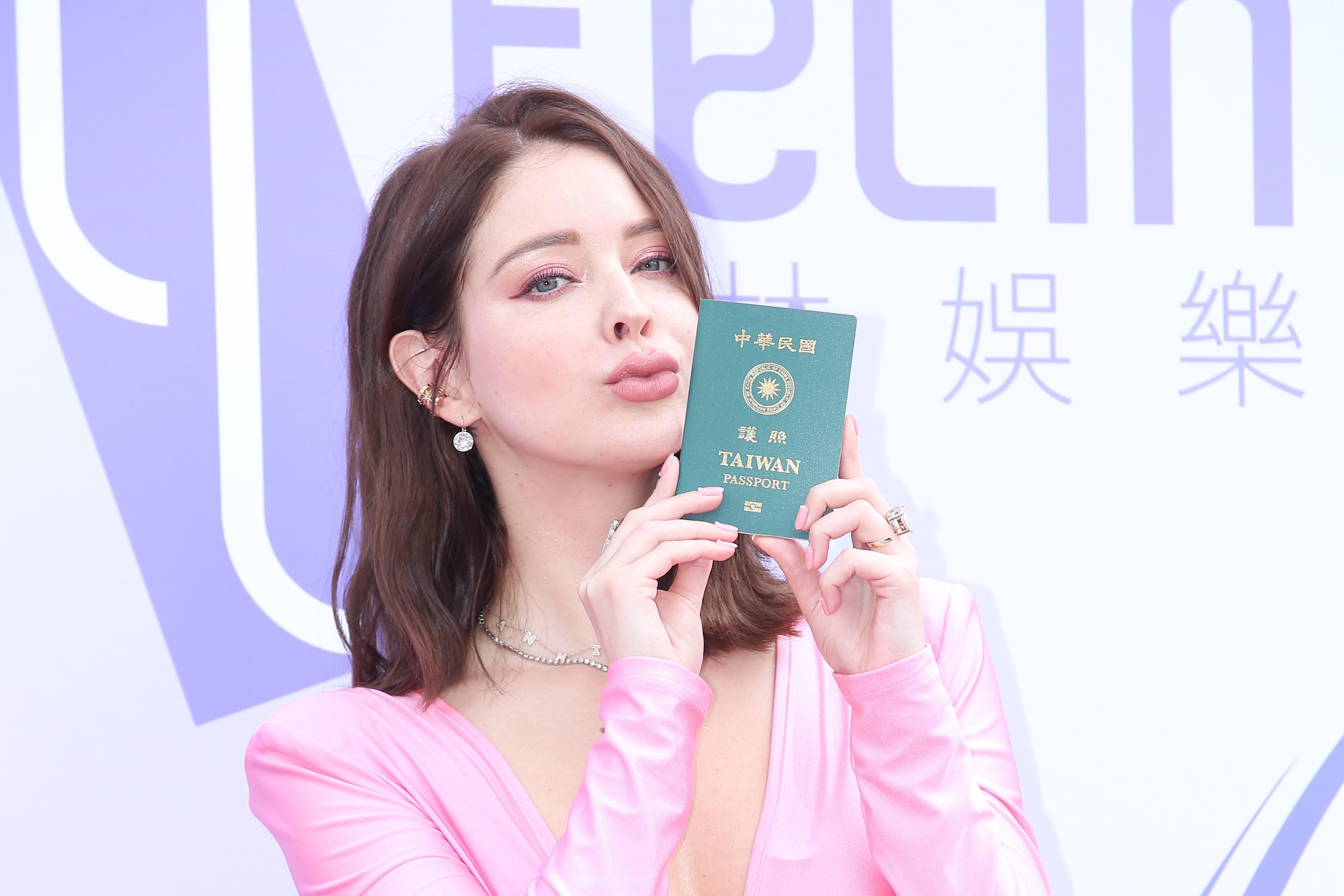 安妮來台13年終於拿到台灣護照。