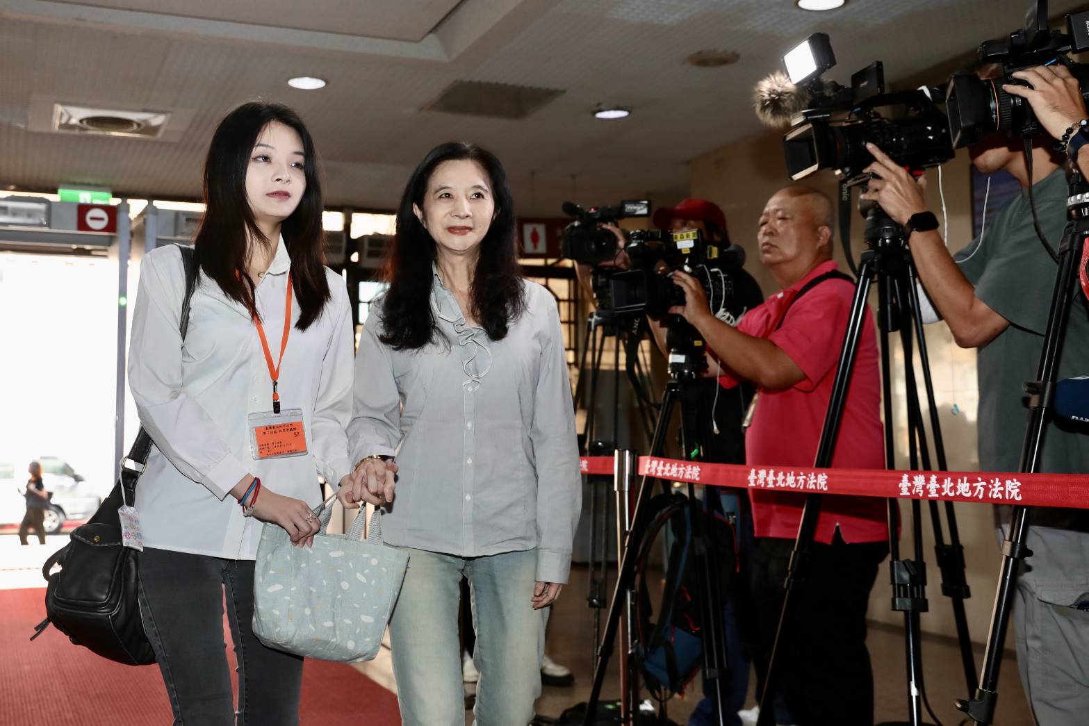 應曉薇今天到台北地方法院出庭，女兒應佳妤也陪同現身。（鏡報林煒凱攝）