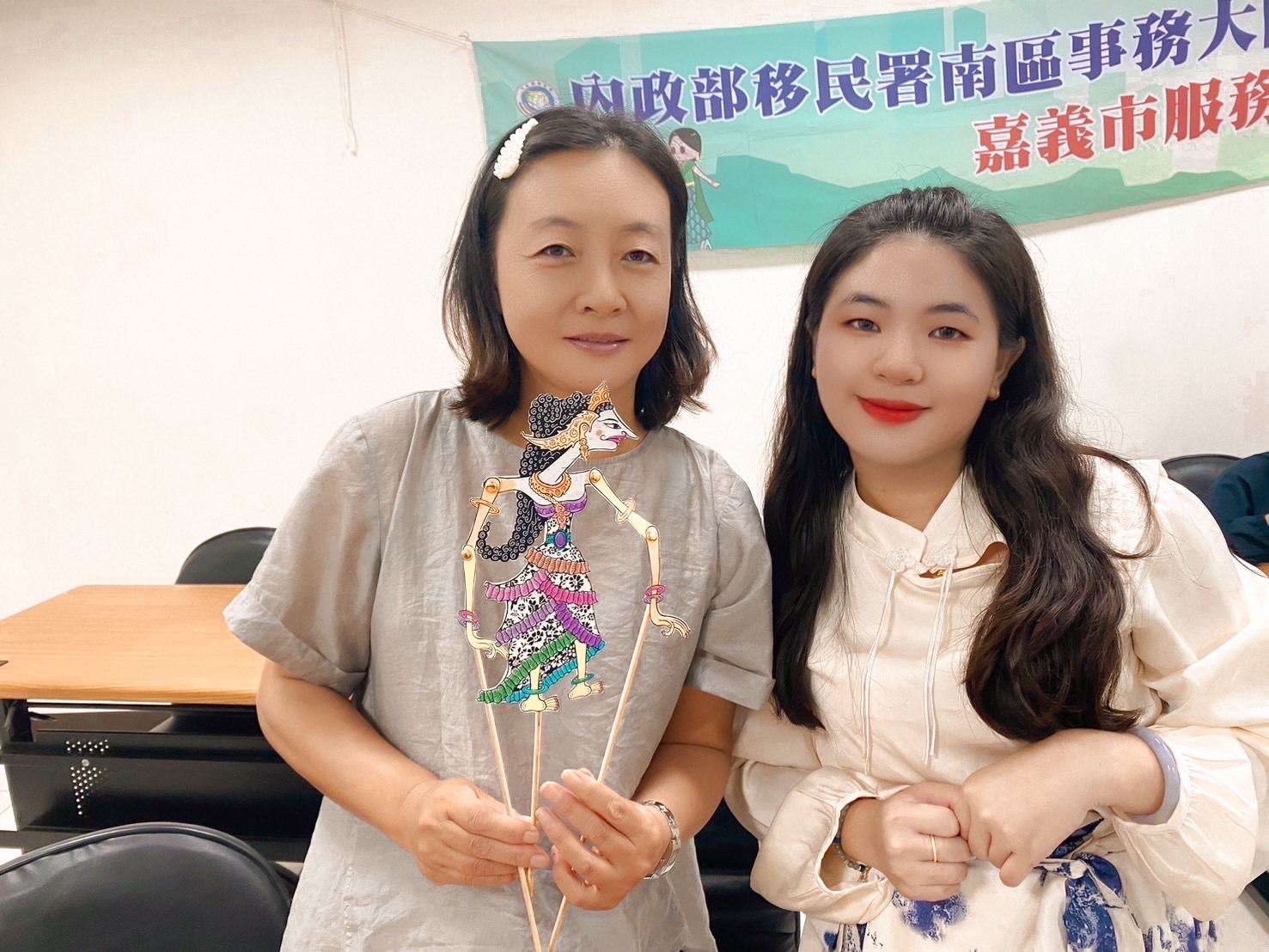 大陸新住民美儀(圖左)開心地拿著成品和講師蔡佳伸(圖右)合影。(移民署提供)