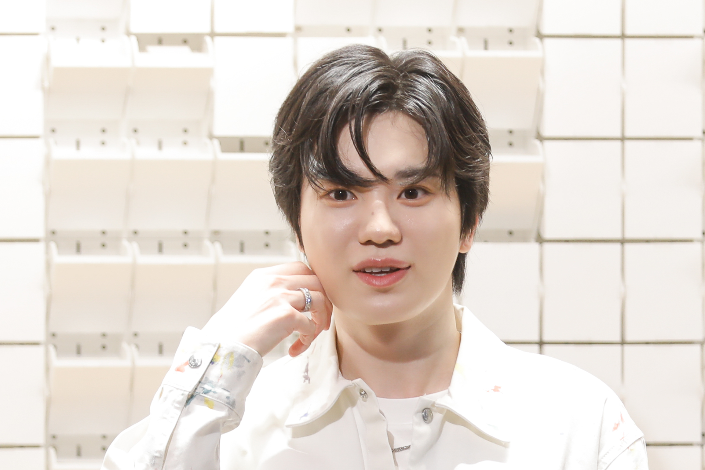 李成種週四記者會時，無名指上的戒指後來因為戴在食指太緊，竟拔不下來。