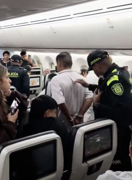 面對這名滋事旅客的失控舉動，機長基於乘客與機組人員的安全考量，果斷決定緊急折返，請求地面警力介入。（翻攝自JamPress）