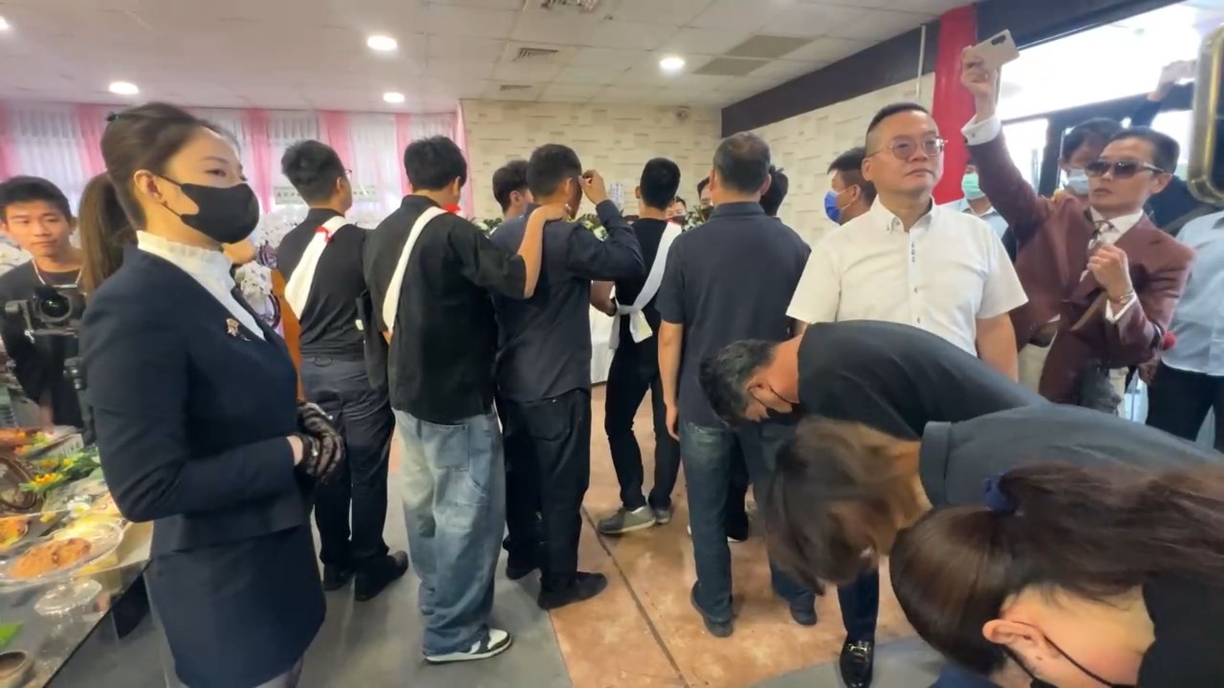 戴女與父母鞠躬，鄭家人轉身拒絕答禮。（鏡新聞）