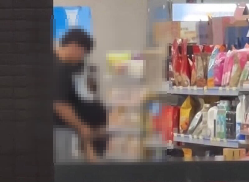 台中市一間超商2名店員日前公然在店內進行不雅動作，遭到路人拍攝上傳網路。（翻攝照片）