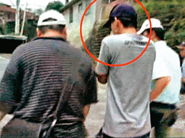 賴子(紅圈者)成年後犯下多起飛車搶奪案,法官審理時意外揭露其慘痛身世。(東森新聞提供)