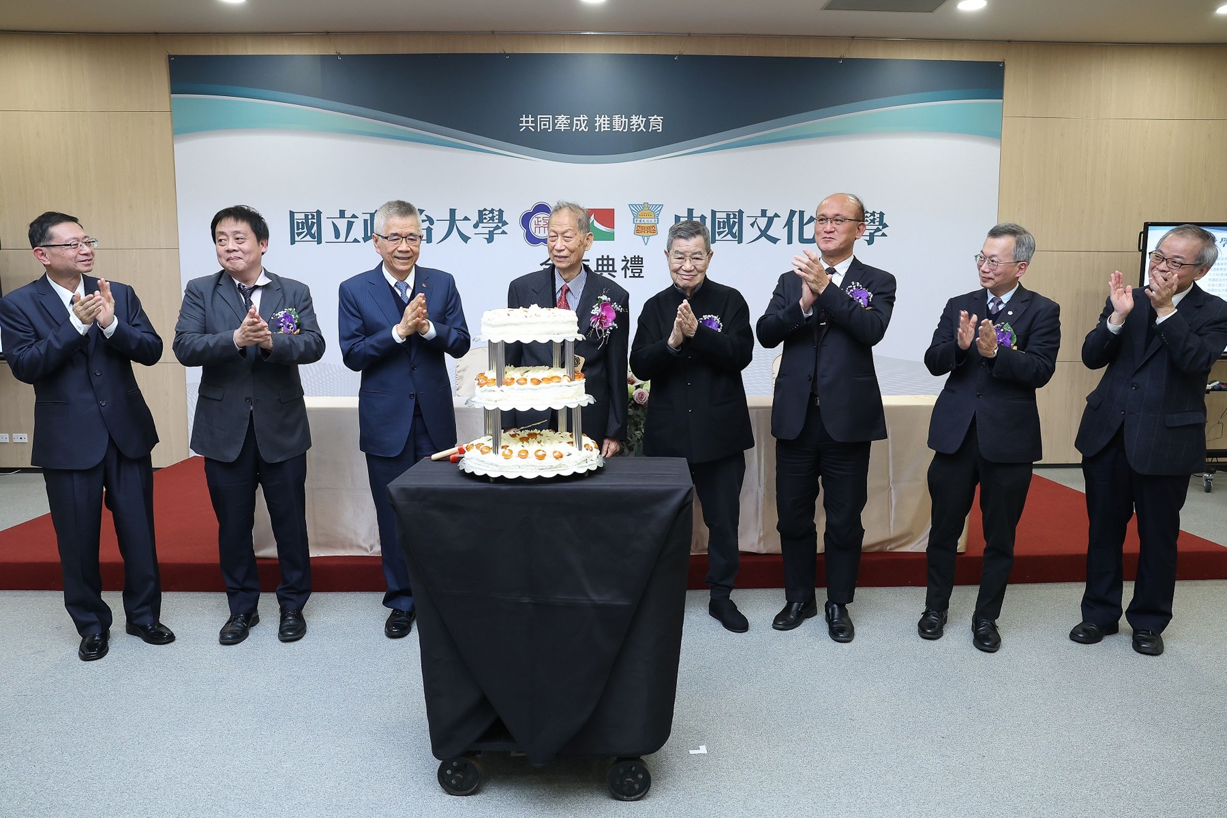 信義企業集團創辦人周俊吉(左三)感念就讀中國文化大學期間王寶輝教授(左四)的照顧,牽成三方合作,培育國家法律人才。(信義房屋提供)