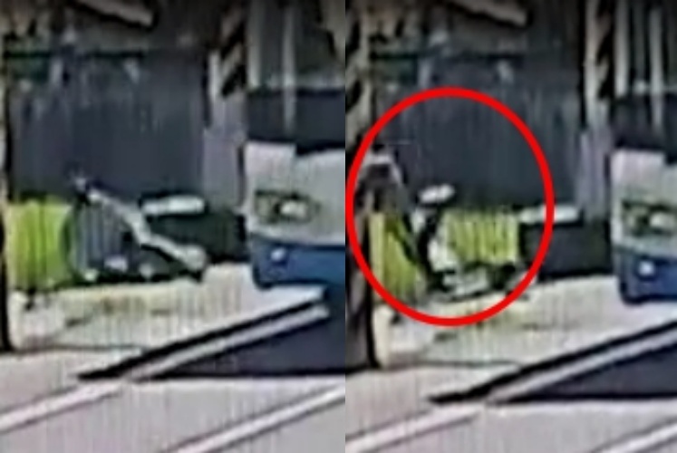 一名84歲老翁日前在舉起手臂向司機示意要搭公車時，重心不穩跌坐在柏油路上，卻因離邊界太近，隨即又往後翻倒，栽進1公尺深稻田裡。（翻攝畫面）