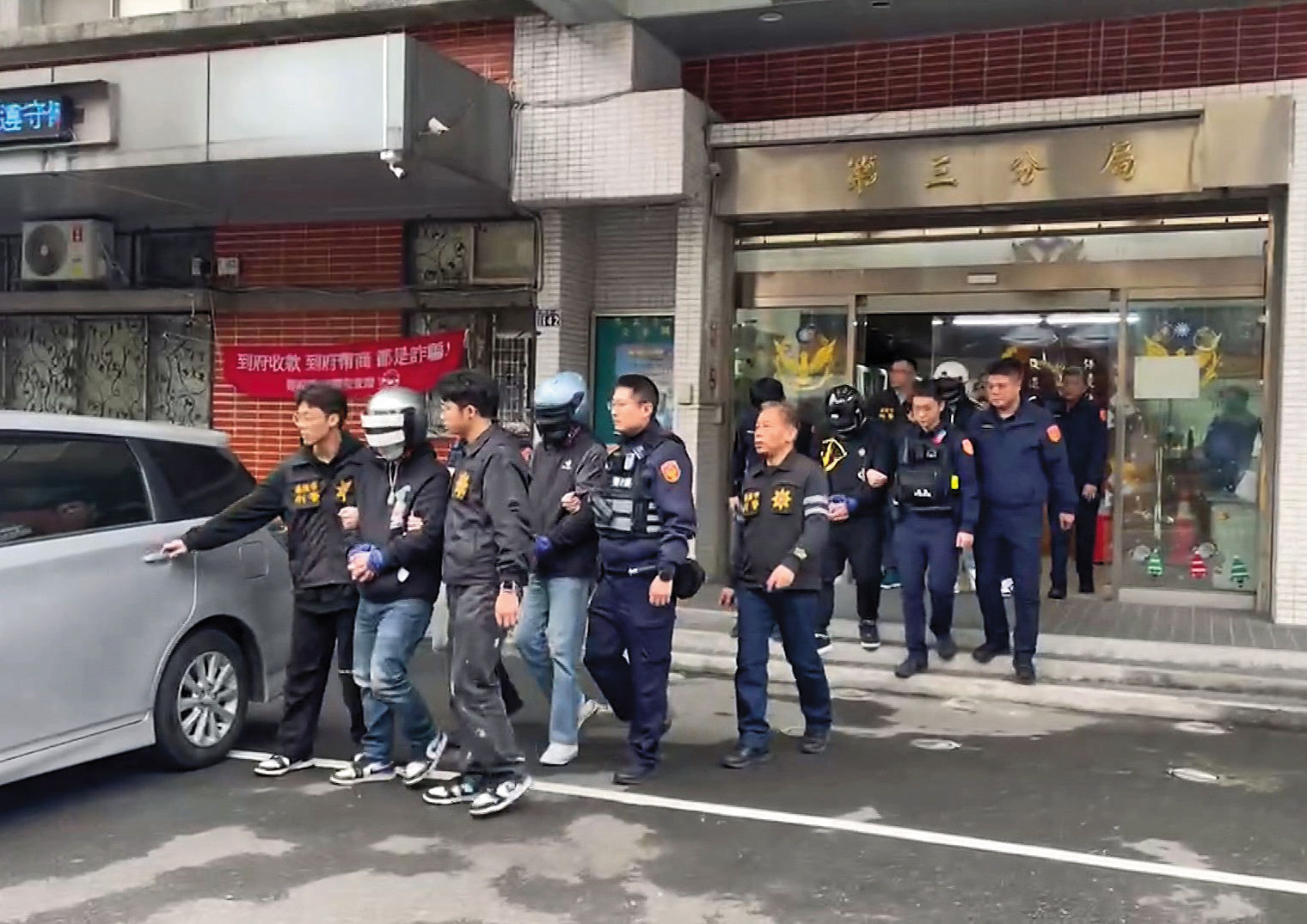 警方逮捕債主及共犯,將8人移送法辦。(鏡新聞提供)