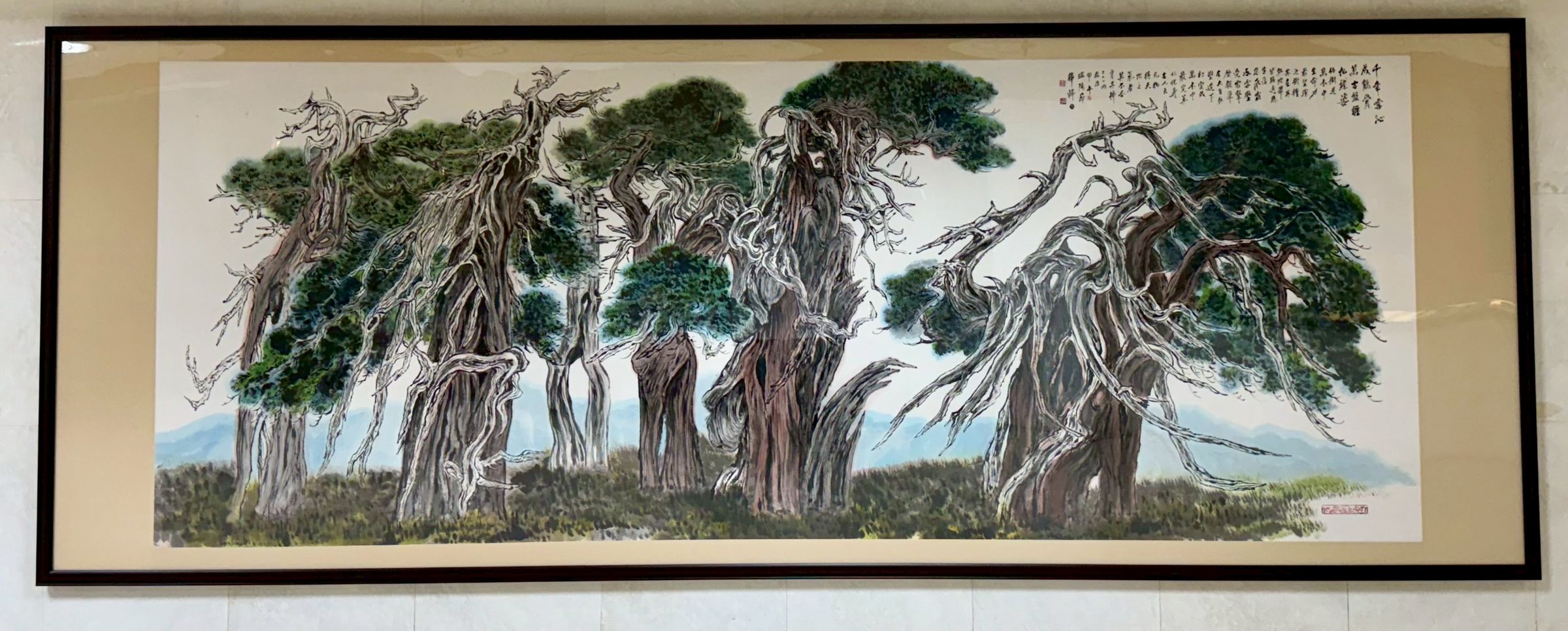 大師韓錦田鉅作《古柏園》，畫中古柏象徵堅毅、長青與不屈之志，亦為醫者精神最佳象徵，為藝廊鎮館之寶。（臺北榮總提供）