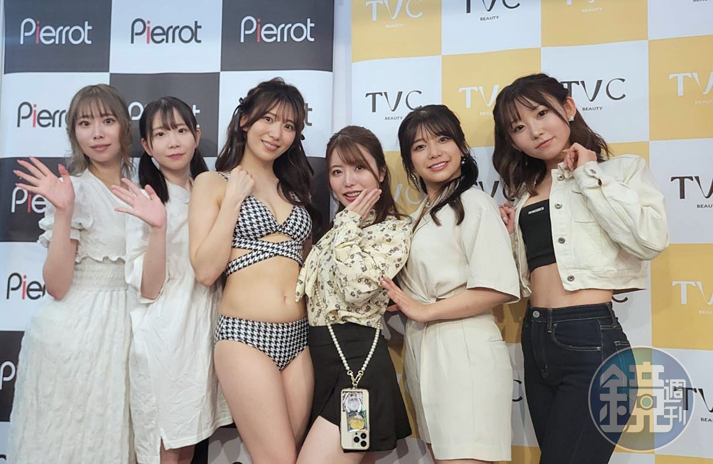 山岸綺花(左三)與川越仁子、藤田梢、Kozue Minami、松本梨穗、永井堇一起參加TAE成人博覽會。