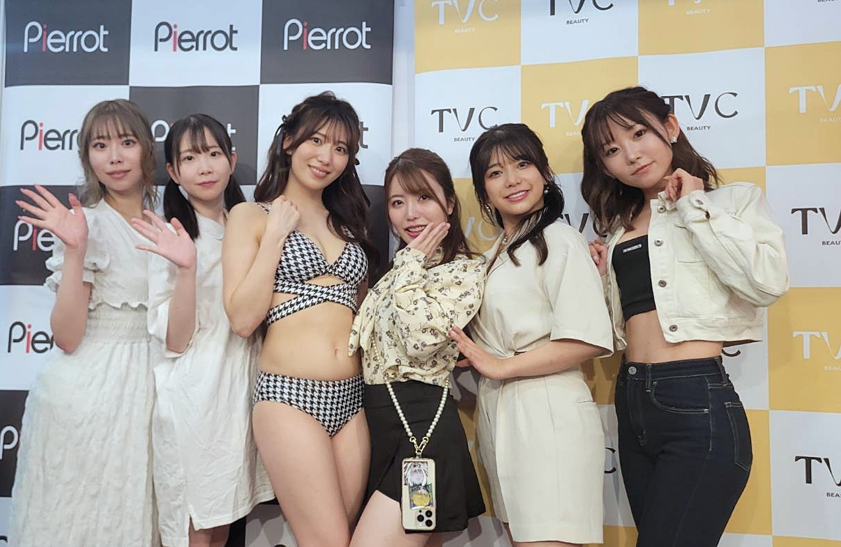 山岸綺花（左三）與川越仁子、藤田梢、Kozue Minami、松本梨穗、永井堇一起參加TAE成人博覽會。