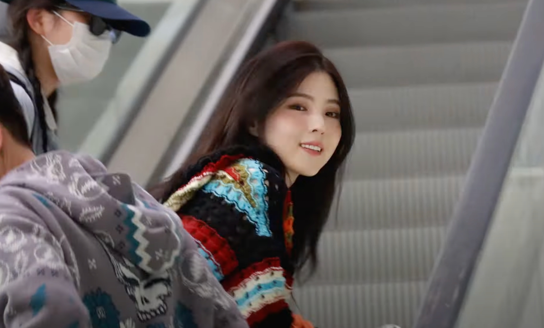 韓韶禧傍晚自夏威夷回到韓國，洋溢著春天來到的幸福感。（截圖自Newsen YT）