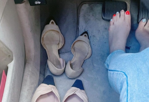 一名女駕駛在網路上曬自己的開車照，還笑著寫下「女生的車，副駕都衣服，腳踏都鞋子」。（翻攝自臉書 @Cheap）