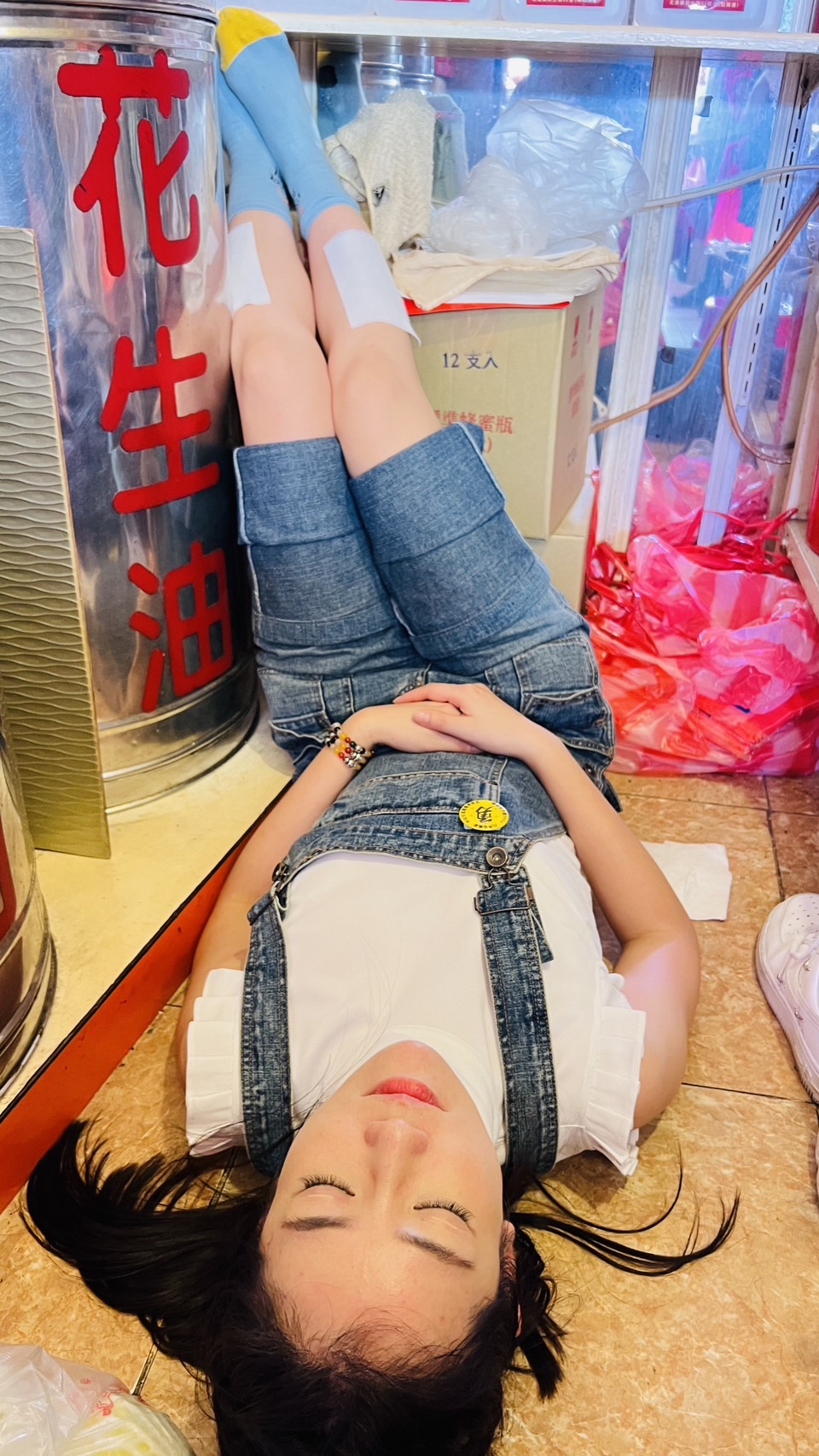 郭亞棠累到睡在北港麻油店。(民視提供)