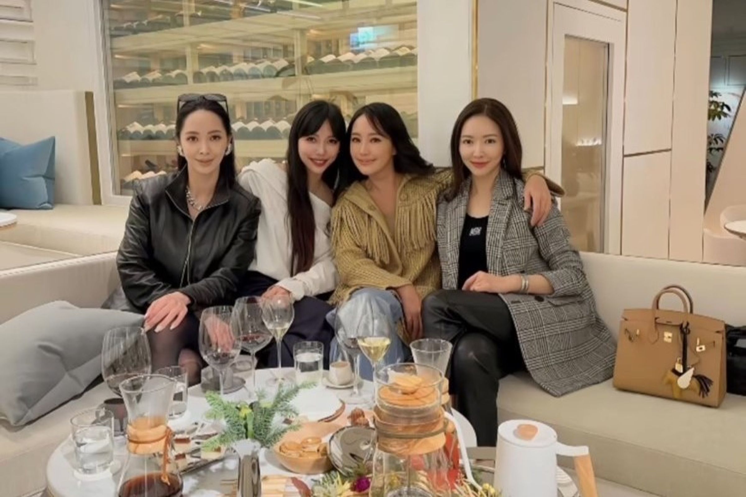 香蜜拉(左起)、李靚蕾、關穎、蔡依倫聚會,吃高檔法國菜。(翻攝李靚蕾IG)