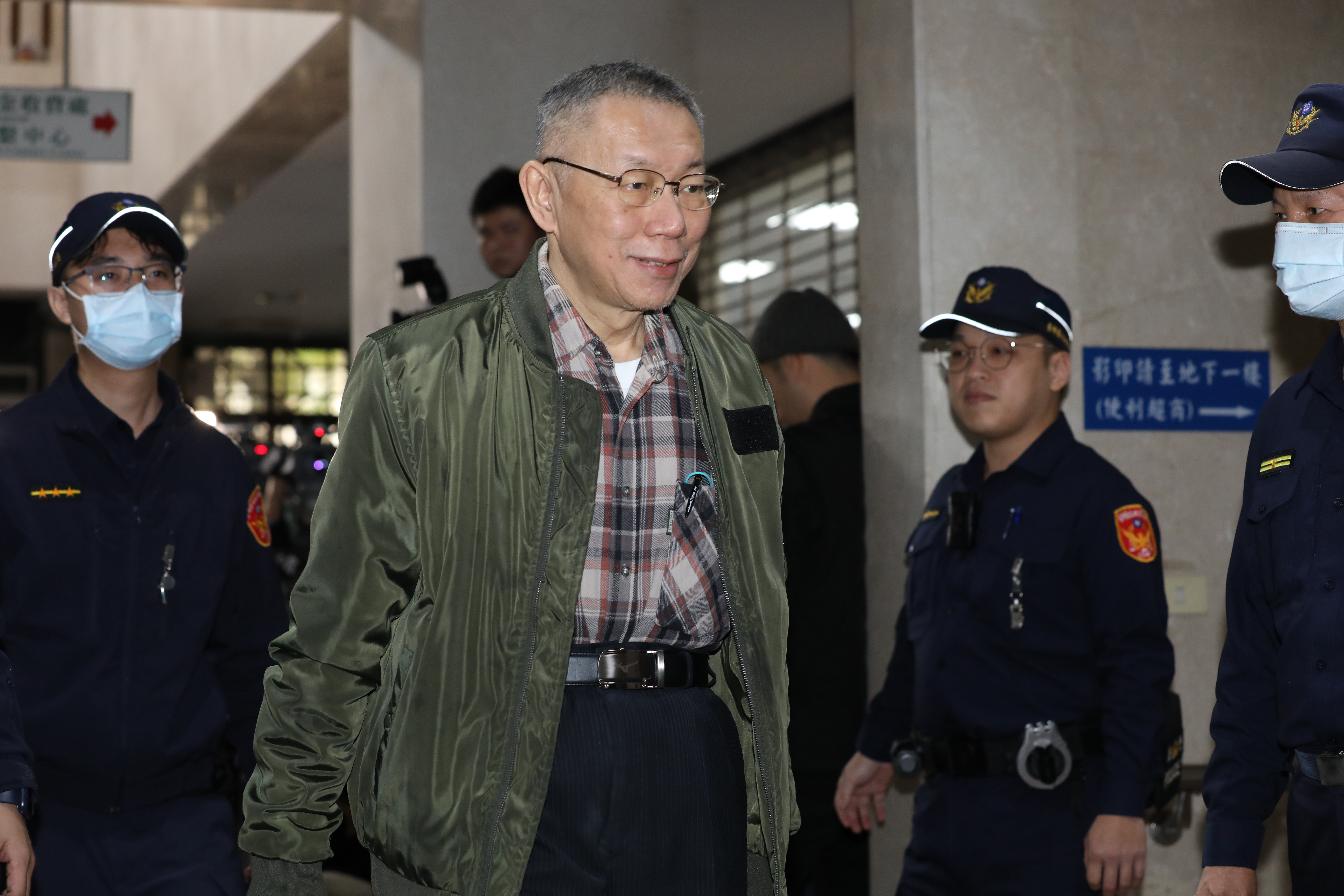 柯文哲卸下電子腳鐐後，重返台北看守所羈押3個月。