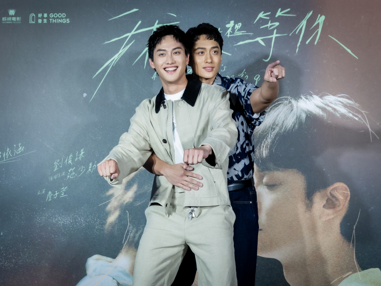 劉俊謙與范少勳重現一起騎摩托車找「鯨逝灣」的浪漫動作，現場真人示範下BL感就出來了。（抓馬文化提供）