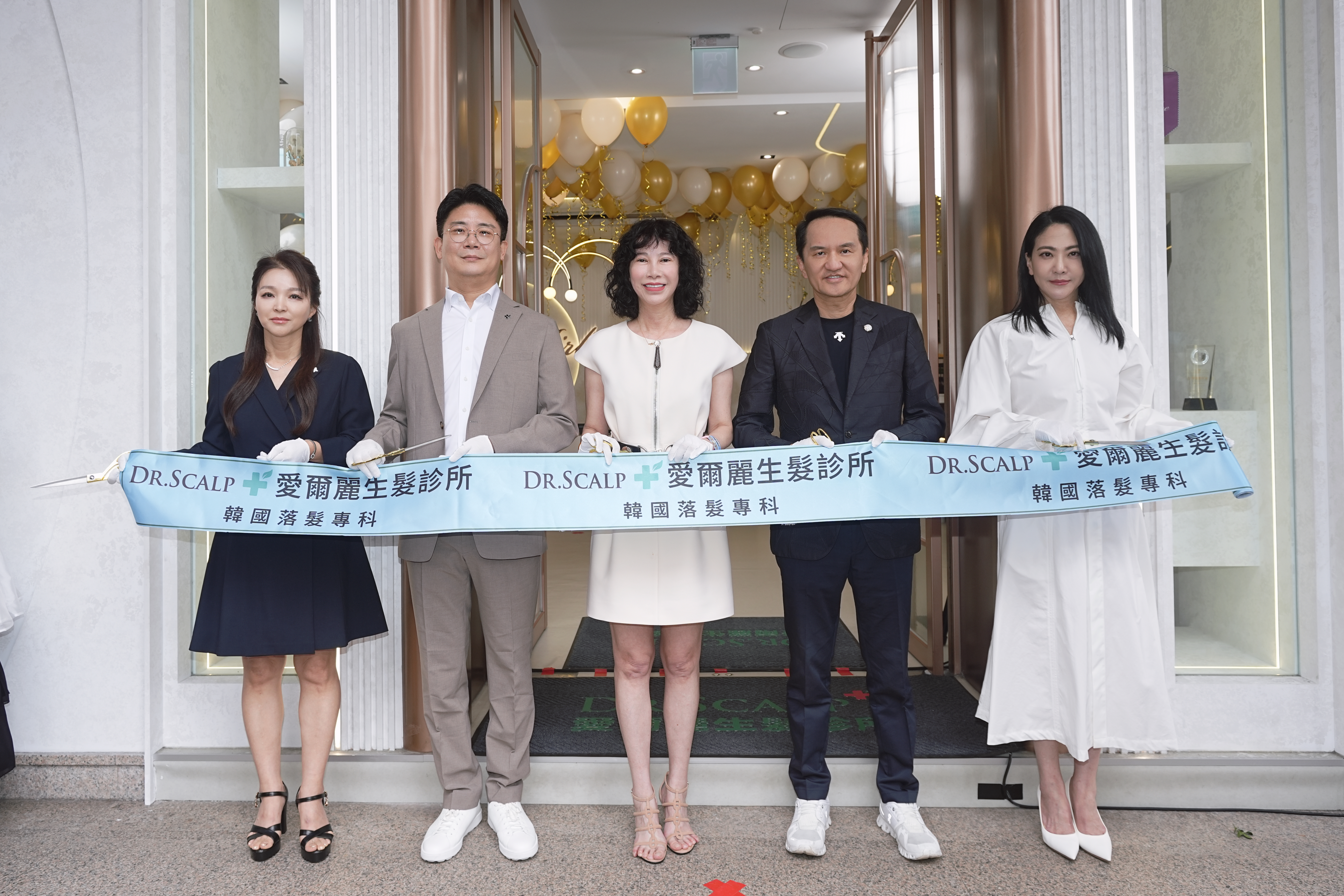 韓國絲克富技術總監李水晶（左起）、品牌總經理鄭孝俊、愛爾麗董事長劉貞華、總裁常如山，以及髮型美學專家吳依霖，出席全台首間「愛爾麗Dr.Scalp生髮診所」剪綵。
