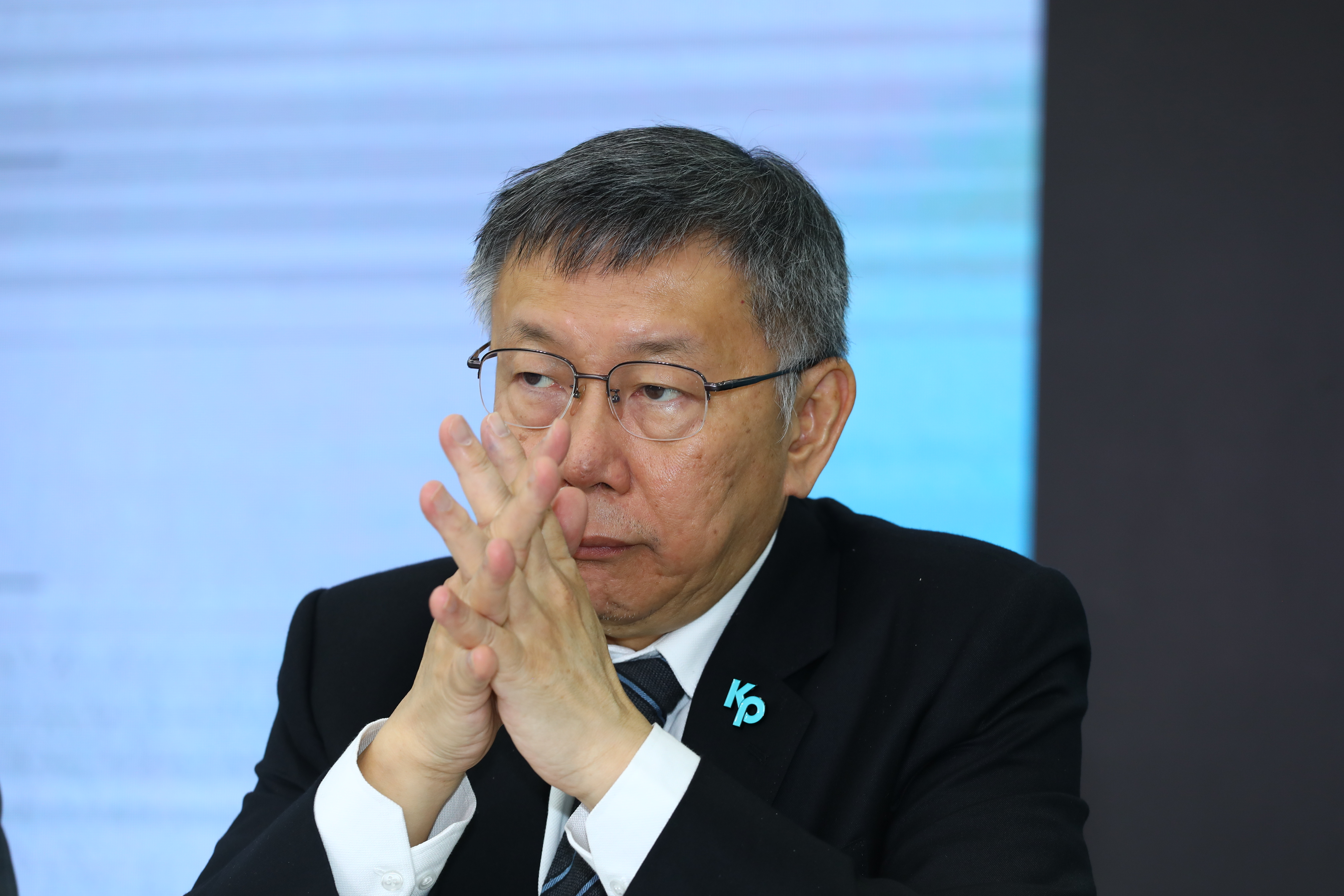 外傳柯文哲29日晚間與郭台銘會面，柯今日未正面回應，僅表示選舉是團結可團結的力量。