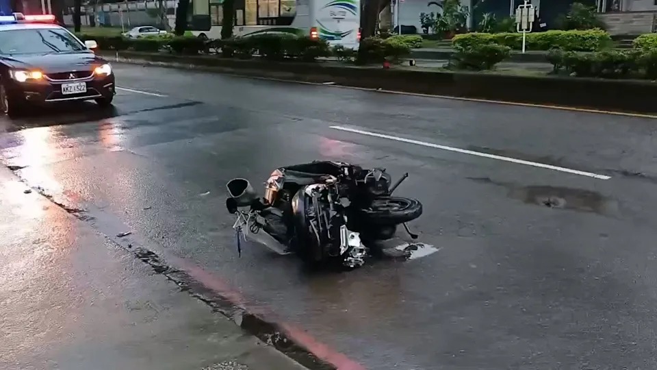 24歲嚴姓男子從後方高速追撞一名正在停等紅燈的57歲毛姓台北市清潔隊員。（翻攝畫面）