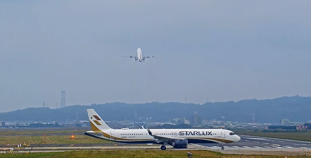 桃市府在桃園機場附近架設攝影機，提供機場跑道24小時即時影像。（翻攝自桃園智慧旅遊雲）