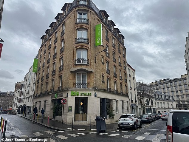 事發於聖西蒙十字路（Rue de la Croix Saint-Simon）附近的Ibis Styles飯店。（翻攝《每日郵報》）