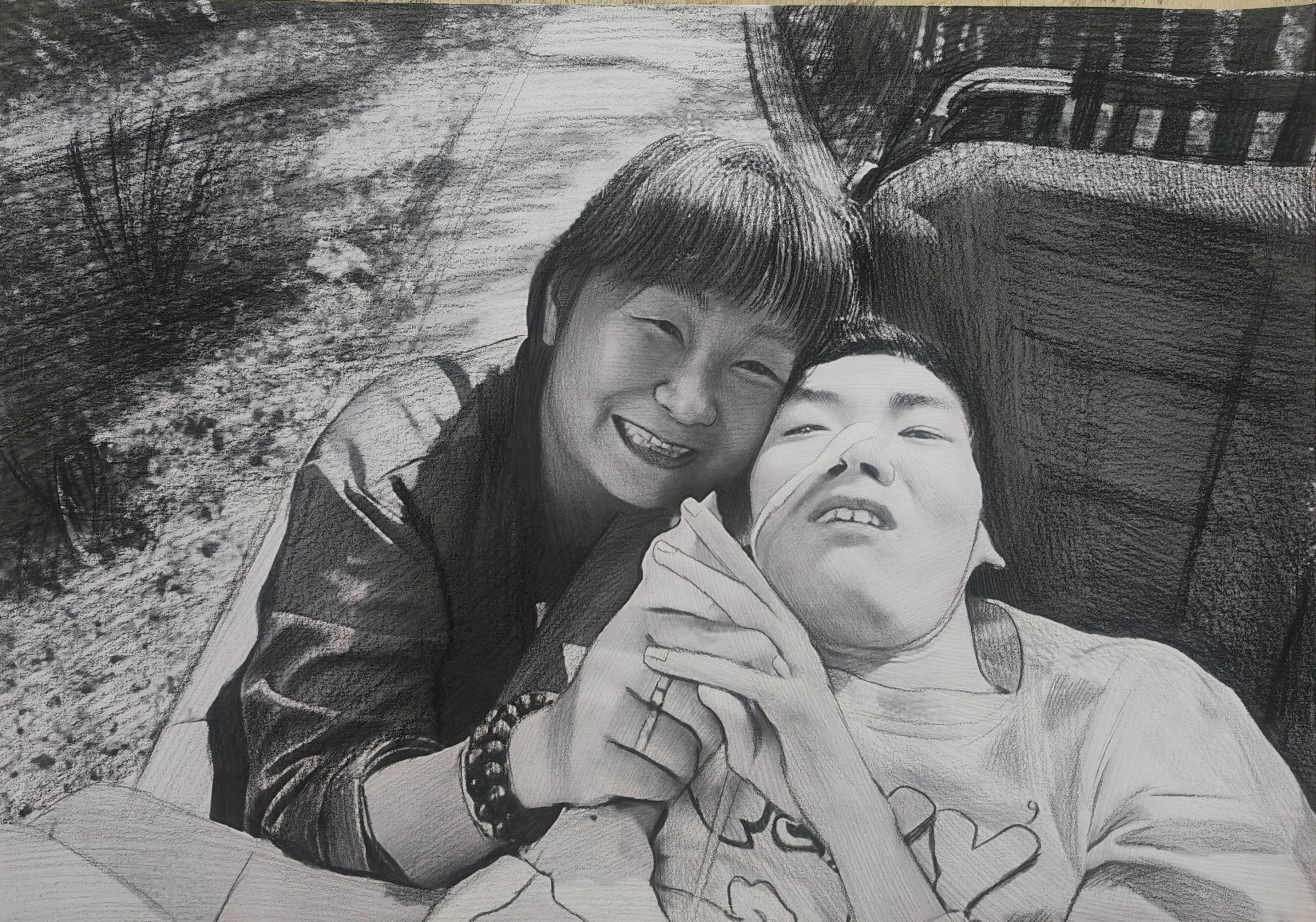 陳嘉齡分享和小比的合影素描，紀念與小比這25年的母子情。（翻攝自臉書小比的跑旅雜記）