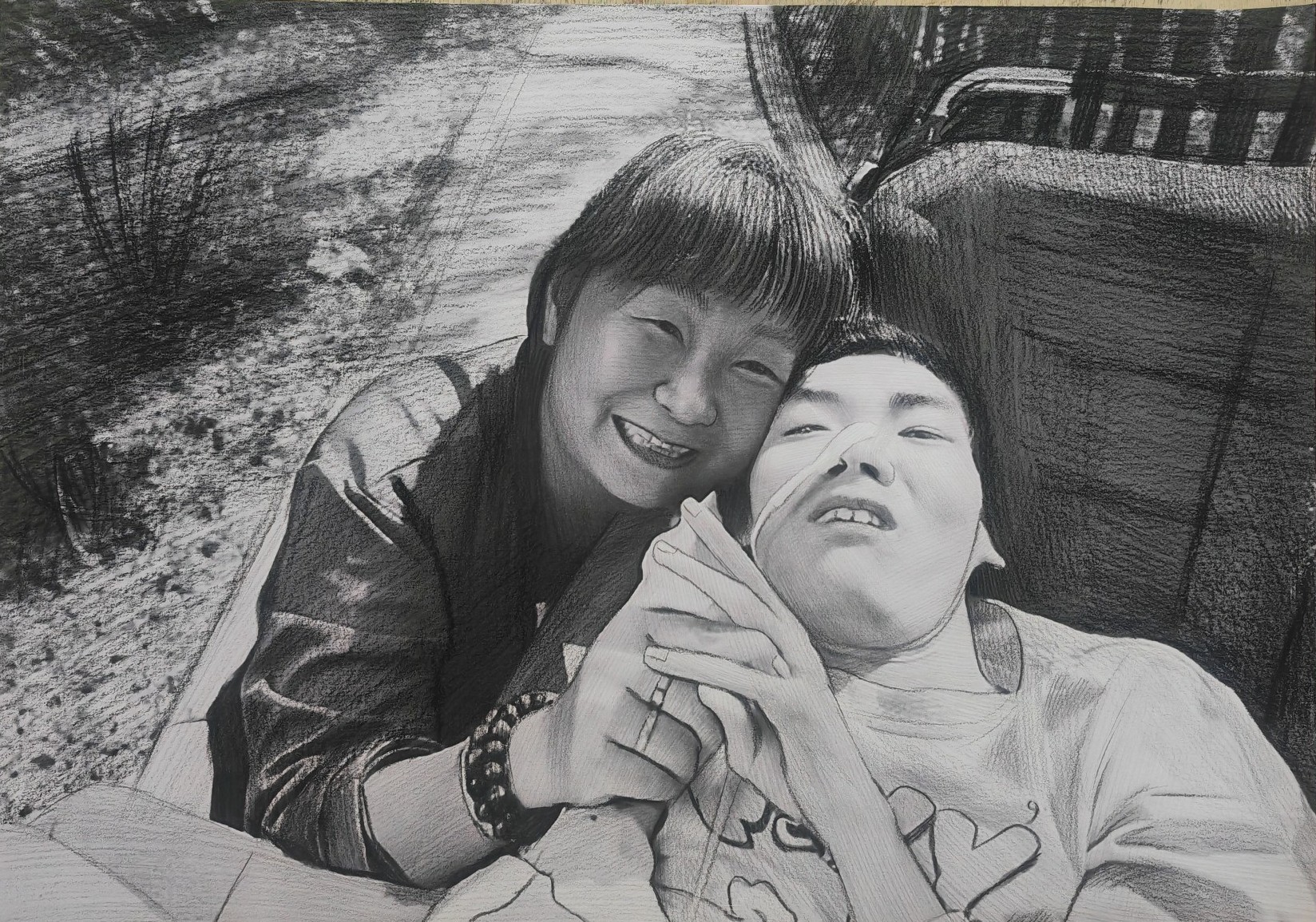 陳嘉齡分享和小比的合影素描，紀念與小比這25年的母子情。（翻攝自臉書小比的跑旅雜記）