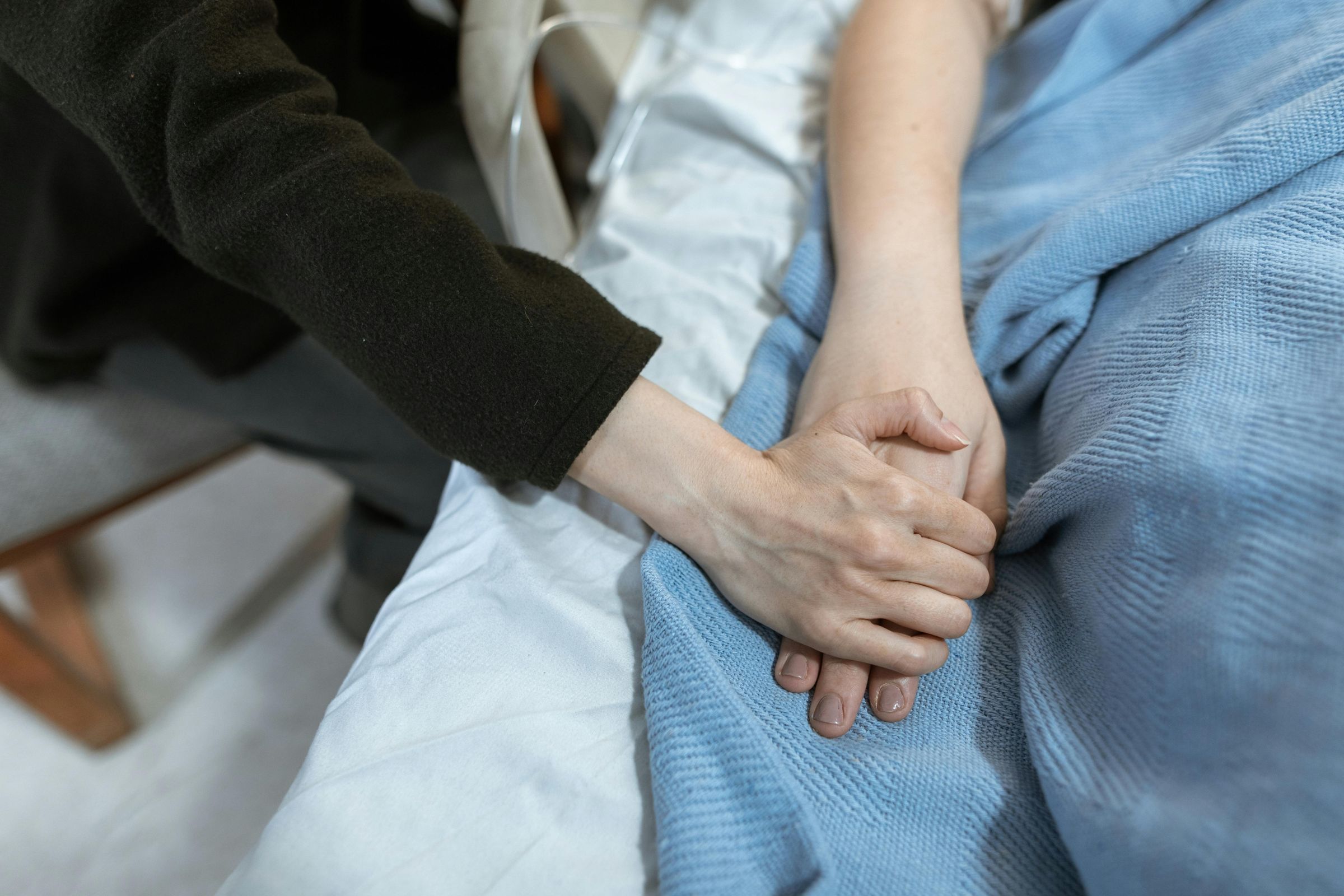 腫瘤科醫師廖繼鼎分享,家屬最常落入的3大「愛的陷阱」,提醒家屬不要讓愛變成一把「看不見的刀」。(翻攝自pexels)