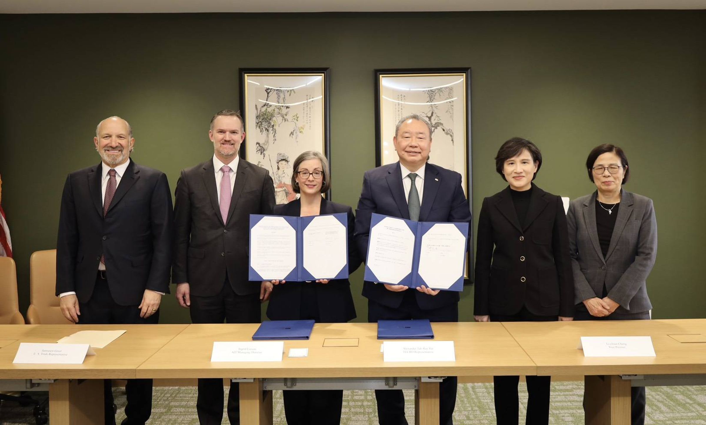 台美雙方於美東時間2月12日簽署台美對等貿易協定後合影。(政院提供)