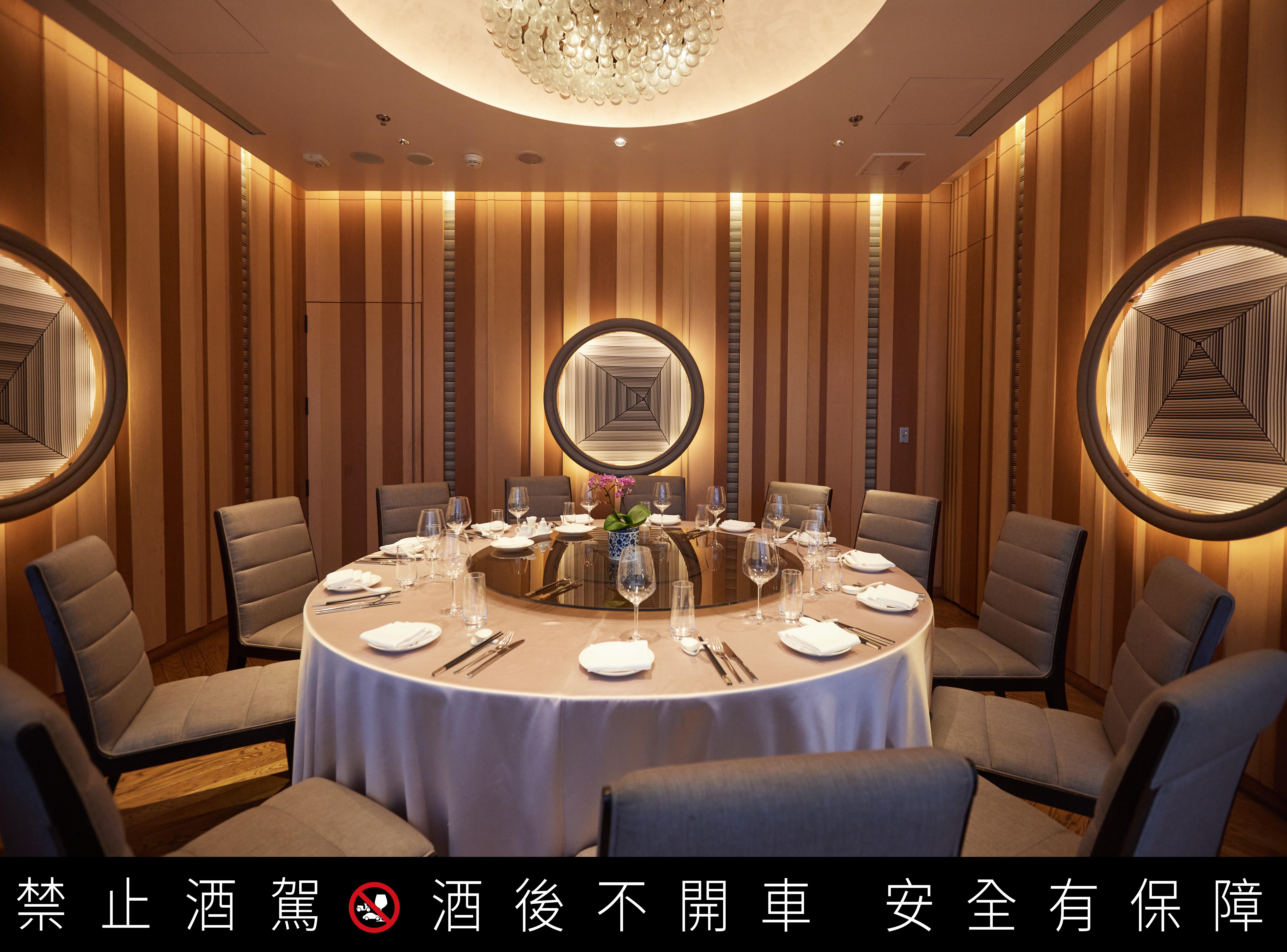 宴客樓備有八座獨立包廂，以及開放式用餐空間，希望帶給每位貴賓享有宛如在自家宴客的舒適及隱私。