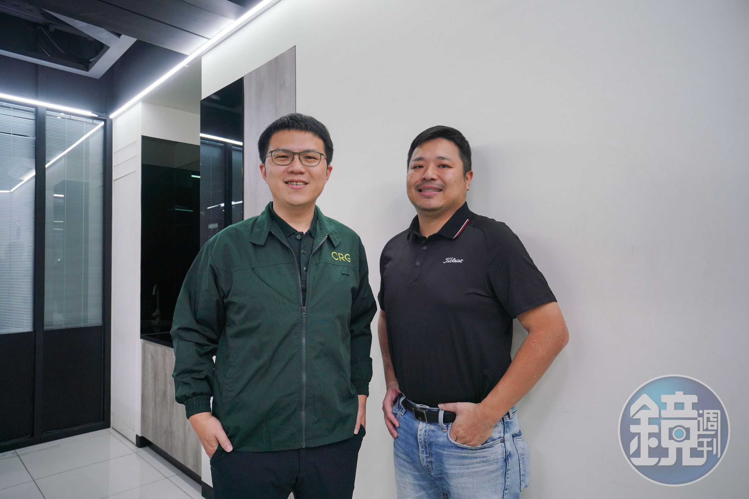 瑞格電子董事長特助是昶瑞機電總經理楊偉成（左）的第一份工作，如今瑞格電子成為昶瑞的供應商，楊偉成與瑞格電子現任董事長張宜凱（右）保持密切合作。
