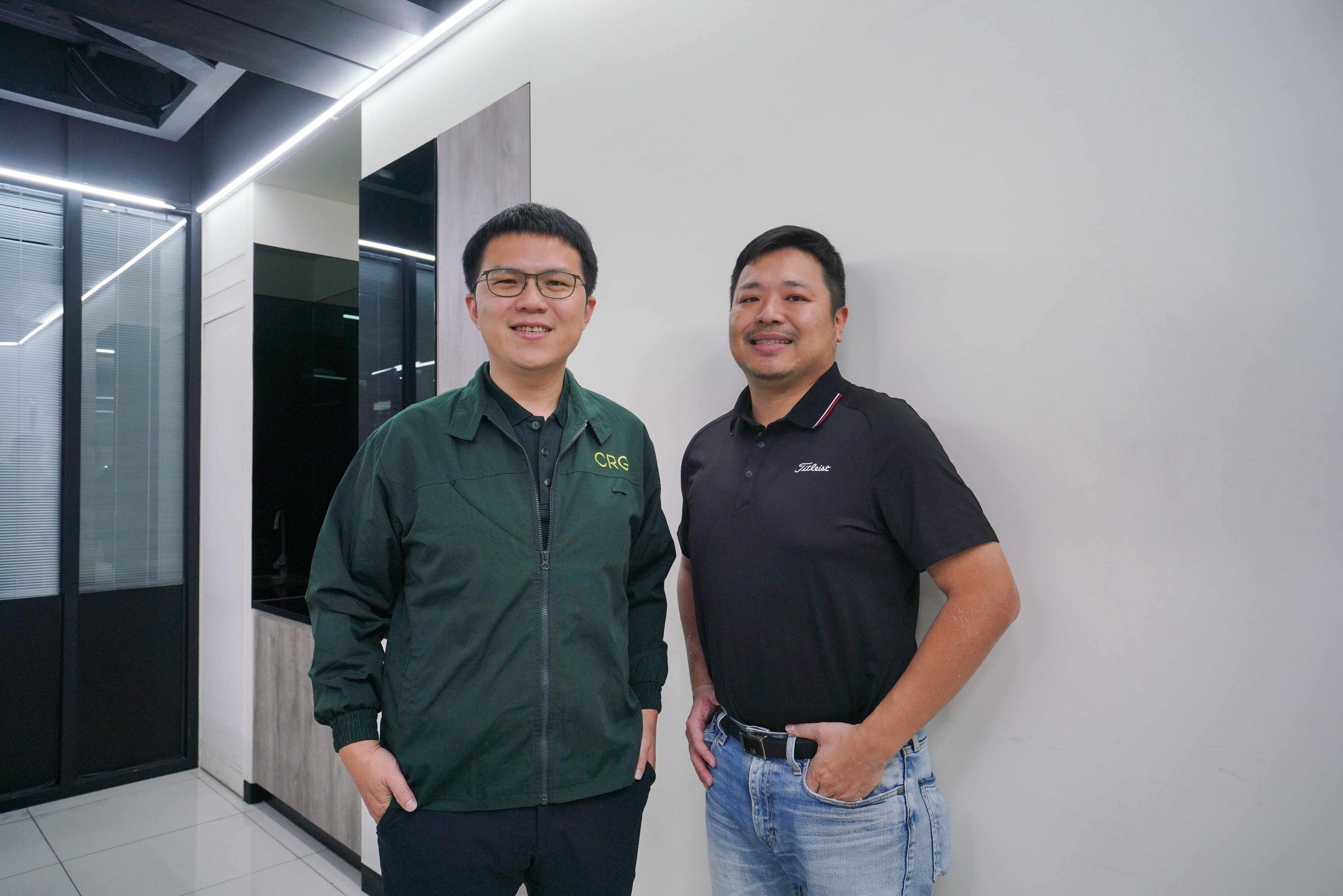 瑞格電子董事長特助是昶瑞機電總經理楊偉成（左）的第一份工作，如今瑞格電子成為昶瑞的供應商，楊偉成與瑞格電子現任董事長張宜凱（右）保持密切合作。