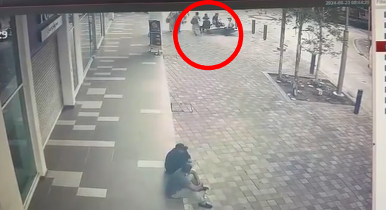 女遊客走到一半遇「天坑吃人」，驚悚影片曝光！墜8公尺深地底生死未卜。（翻自X平台）